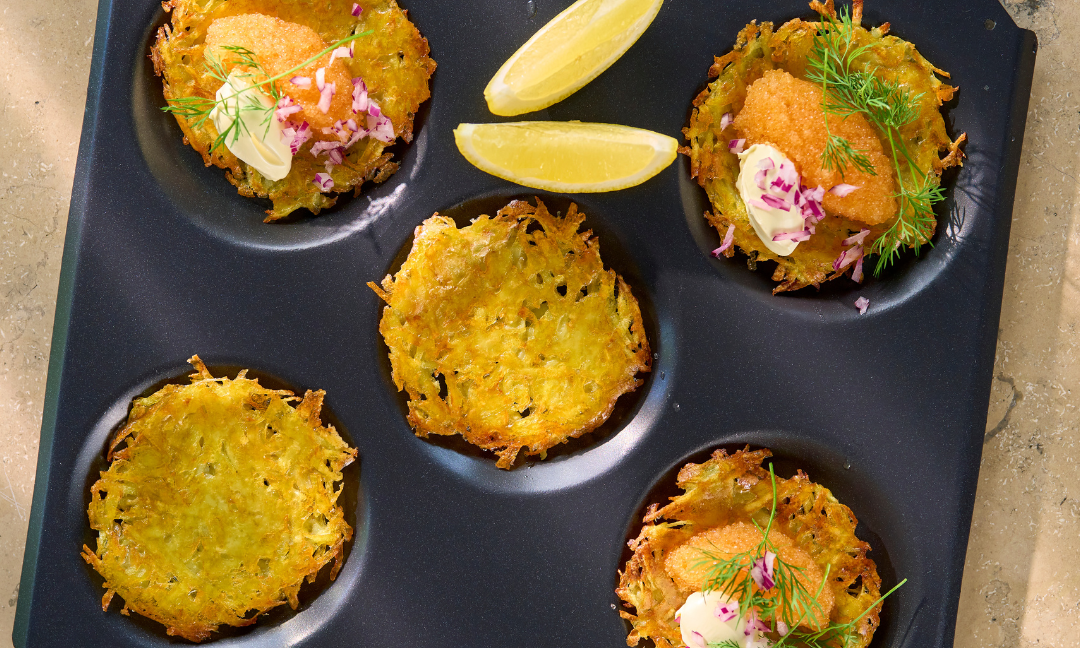 Svensk potatispannkaka (råraka) med löjrom, smetana, dill och rödlök