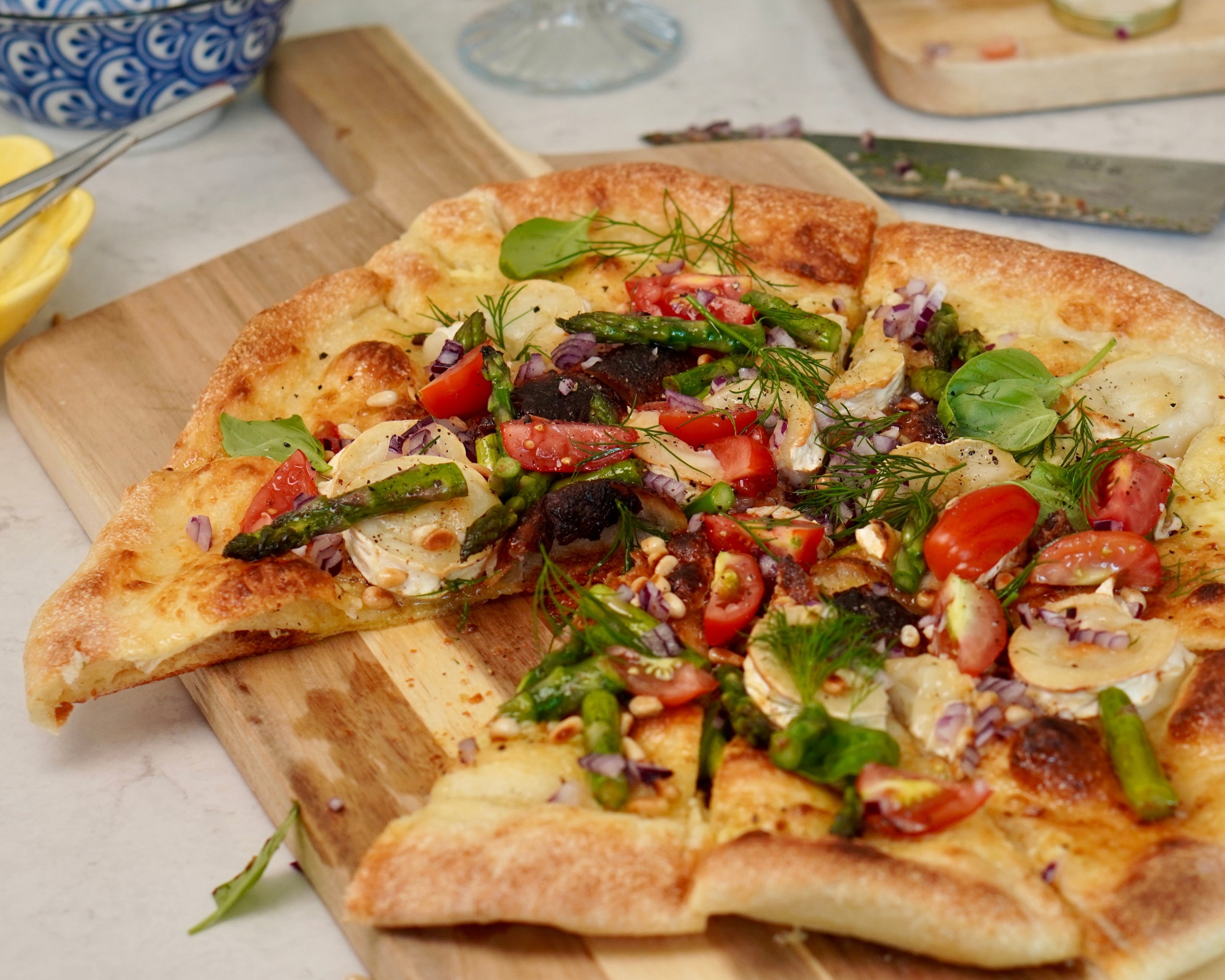 Krispig sommarpizza med getost, sparris och honung