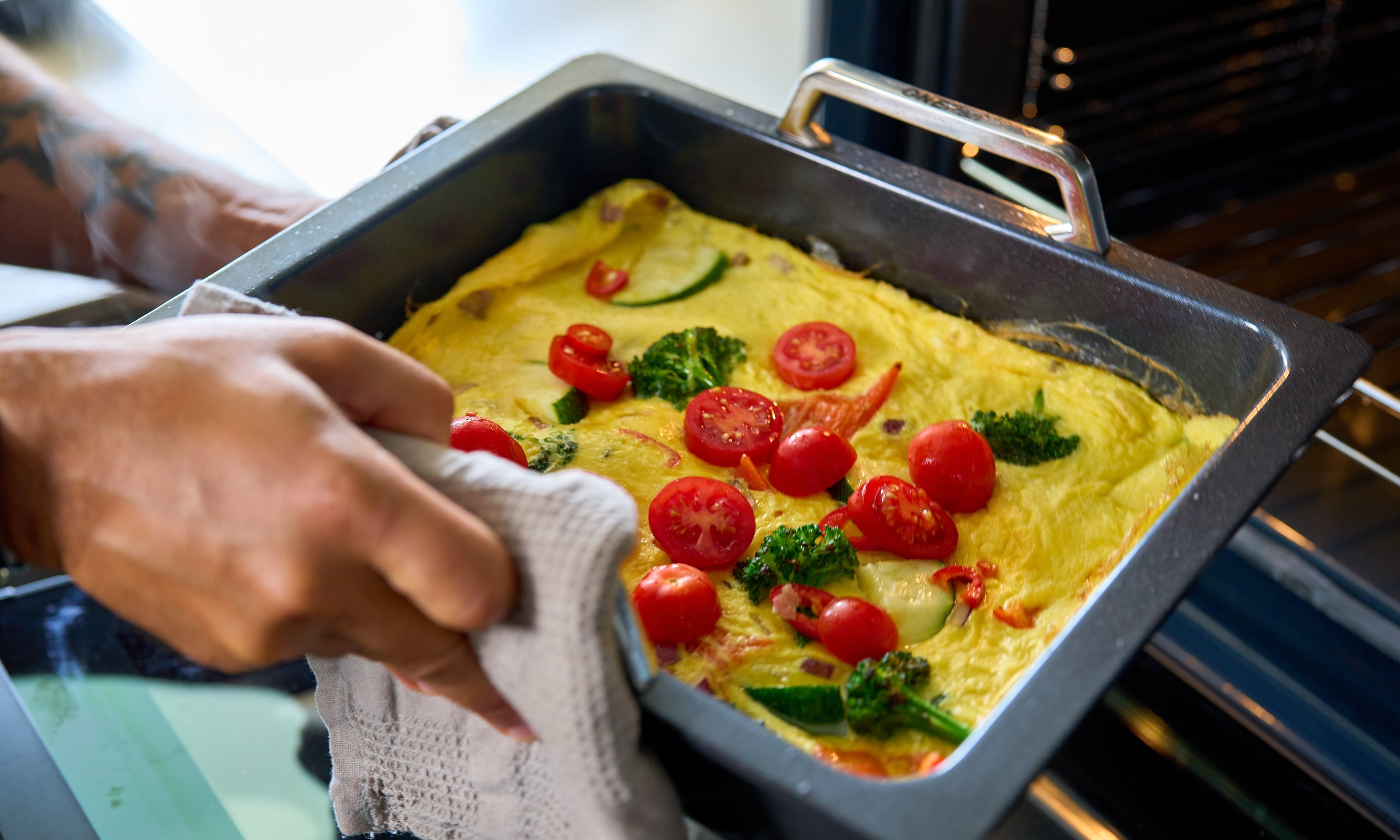 Enkel frukostidé: ugnsomelett med ost och grönsaker