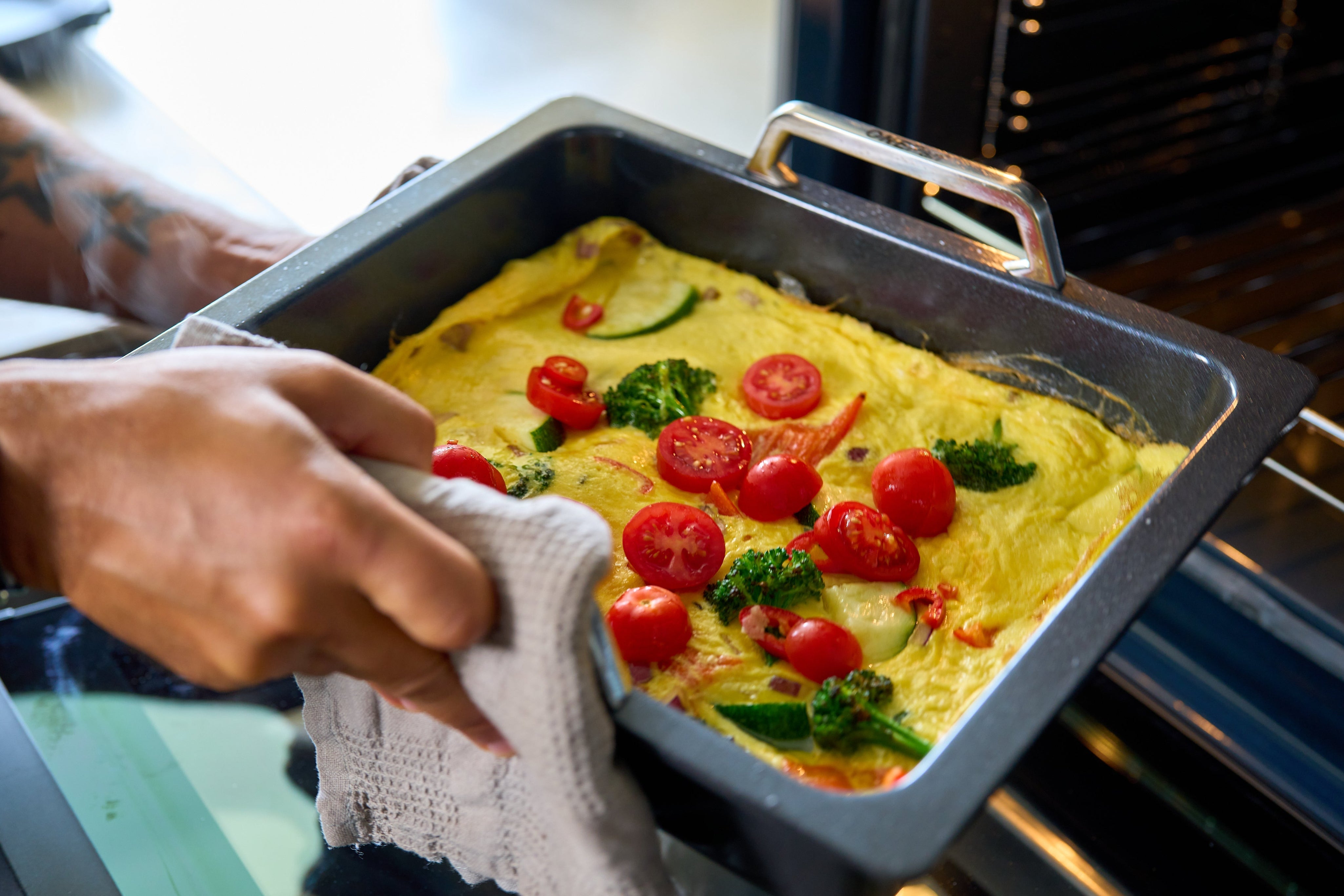 Enkel frukostidé: ugnsomelett med ost och grönsaker