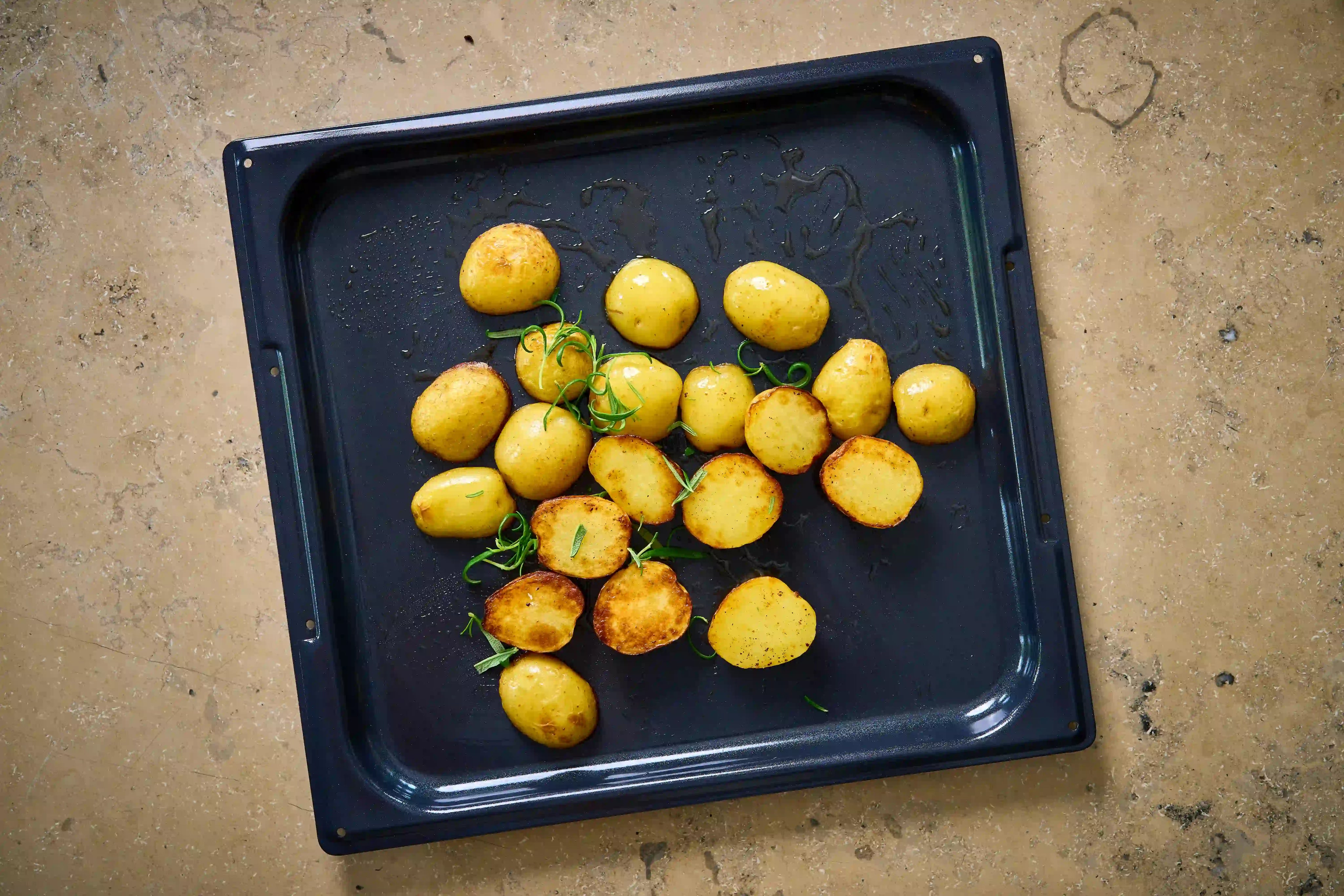 Krispig potatis på OneSheet – PFAS-fri ugnsplåt som ger perfekt stekyta utan bakplåtspapper.