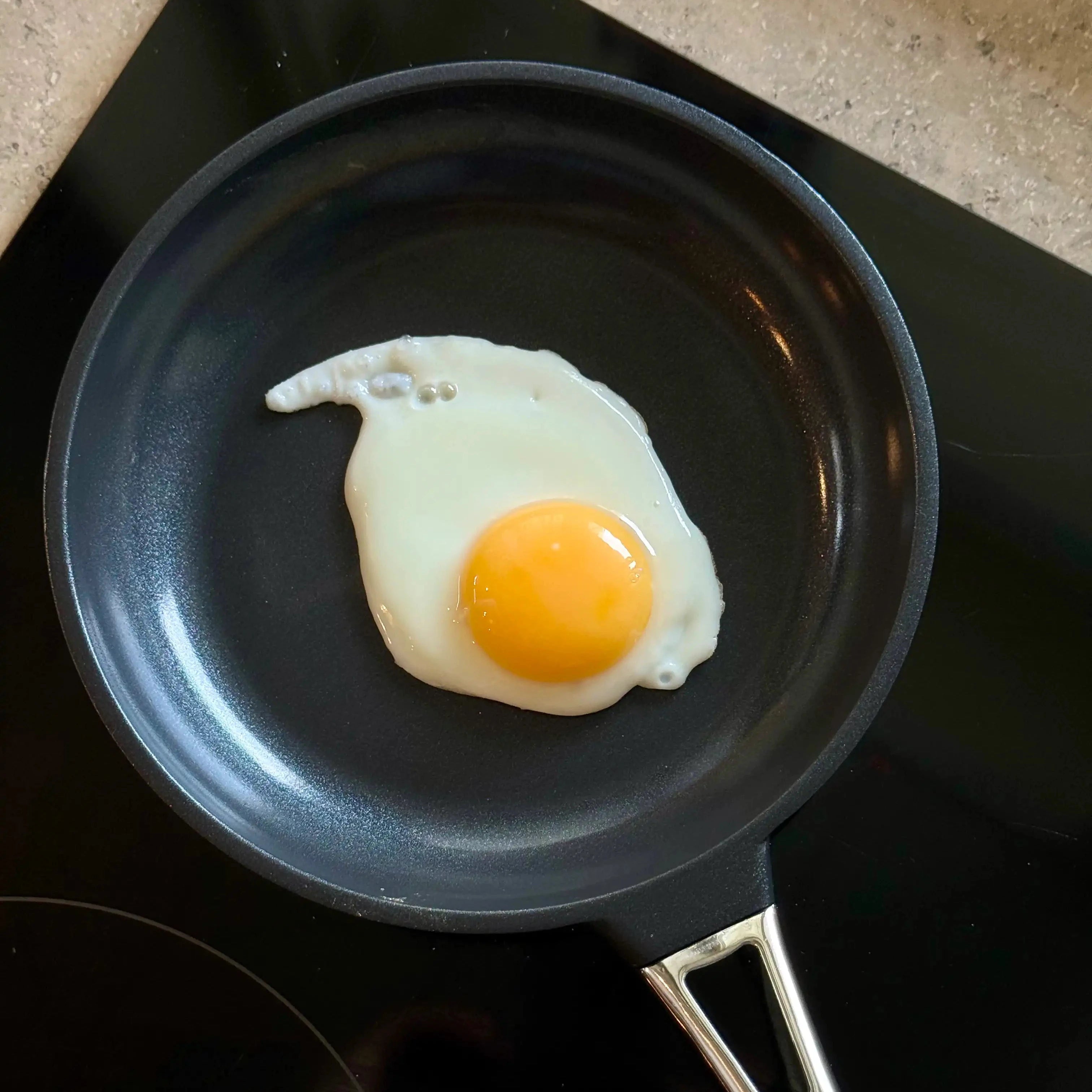 Ägg i OnePan 20 cm – PFAS-fri panna som ger jämn stekyta varje gång.