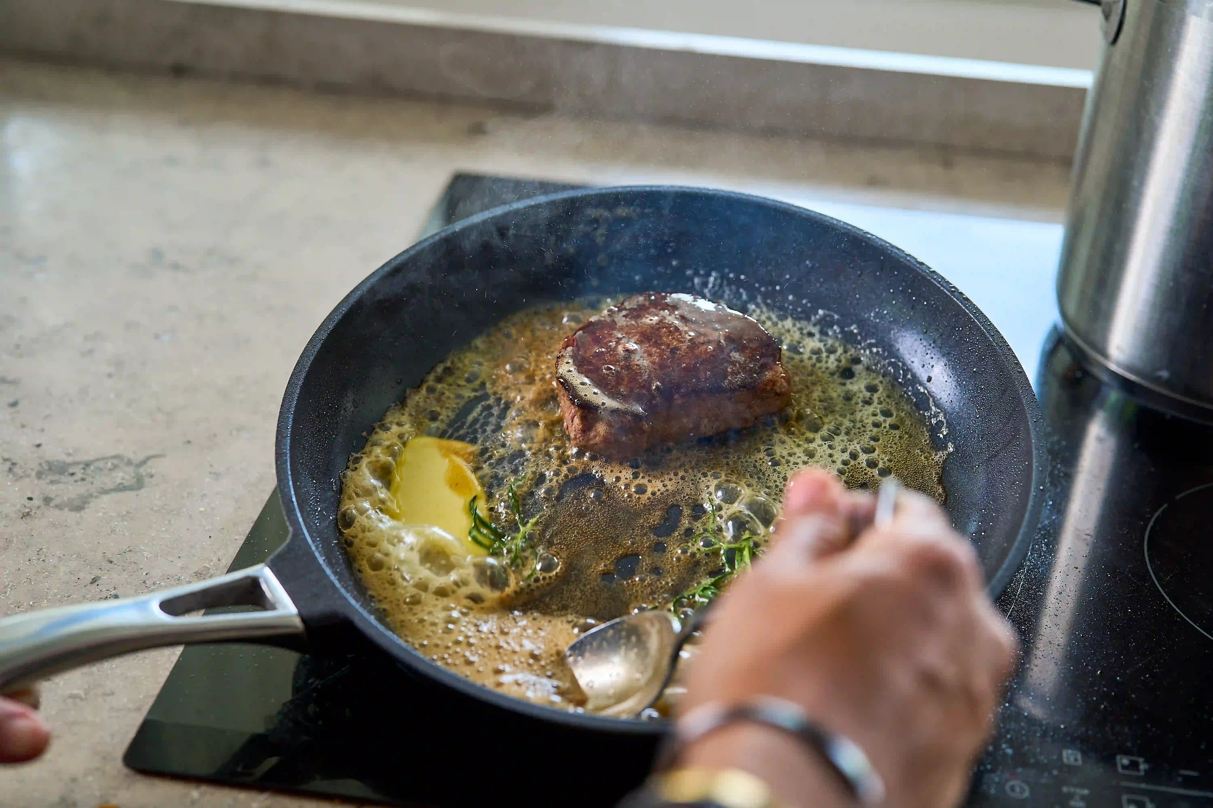 OnePan 28 cm – PFAS-fri non-stick panna för jämn stekyta och krispigt resultat.