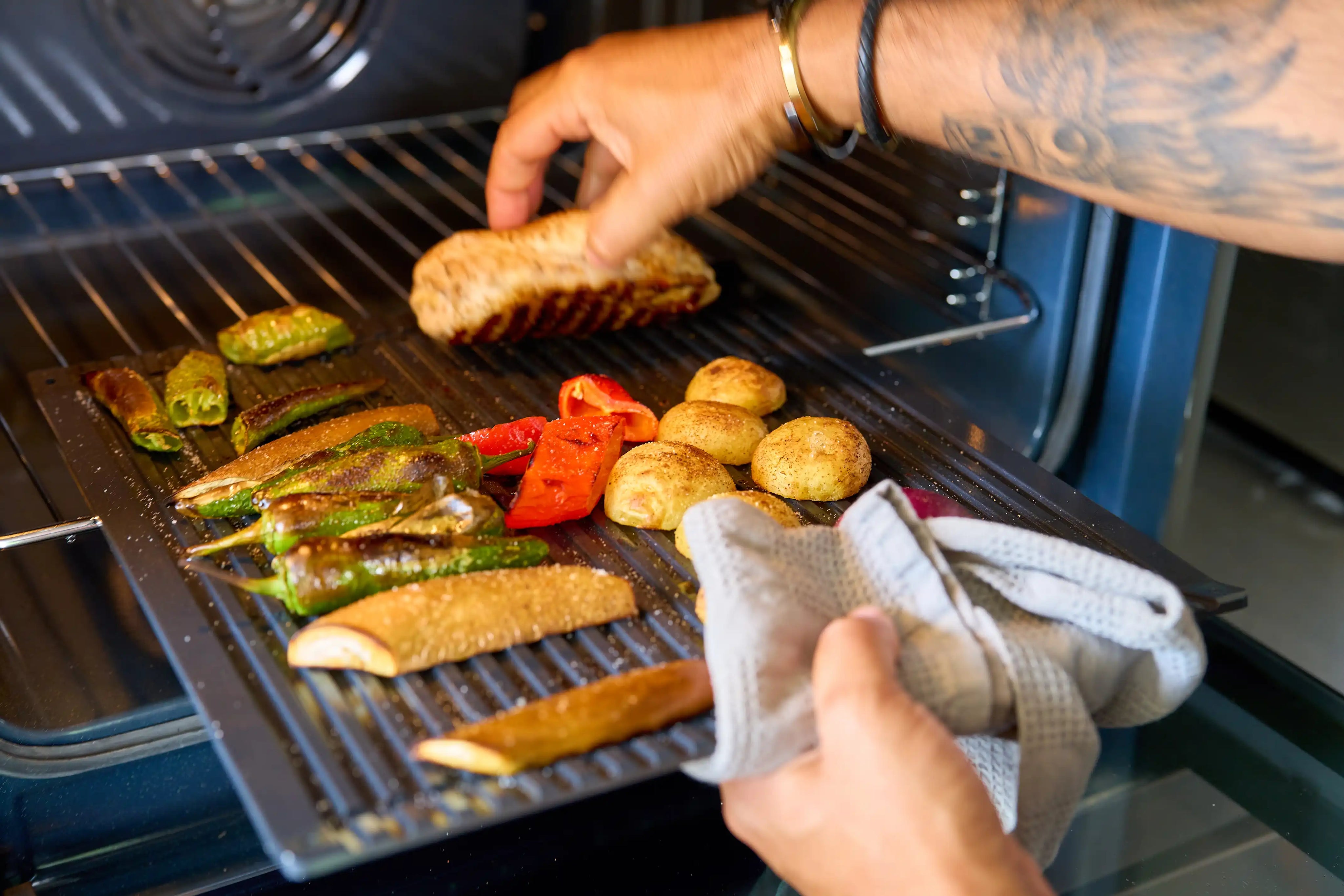 OneTray non-stick plåt – idealisk för kött, grönsaker, pizza och allt du vill ha krispigt i ugnen.