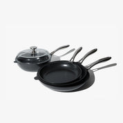 Set med fyra PFAS-fria stekpannor i storlekar 24, 26, 28 och 30 cm.