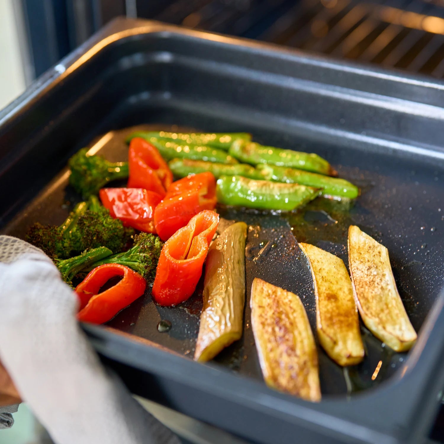 Ugnsrostade grönsaker i OneRoast – PFAS-fri form som ger jämn värme och smakrikt resultat.