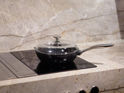 OnePan 26 – stilren stekpanna i återvunnet aluminium för varje måltid.