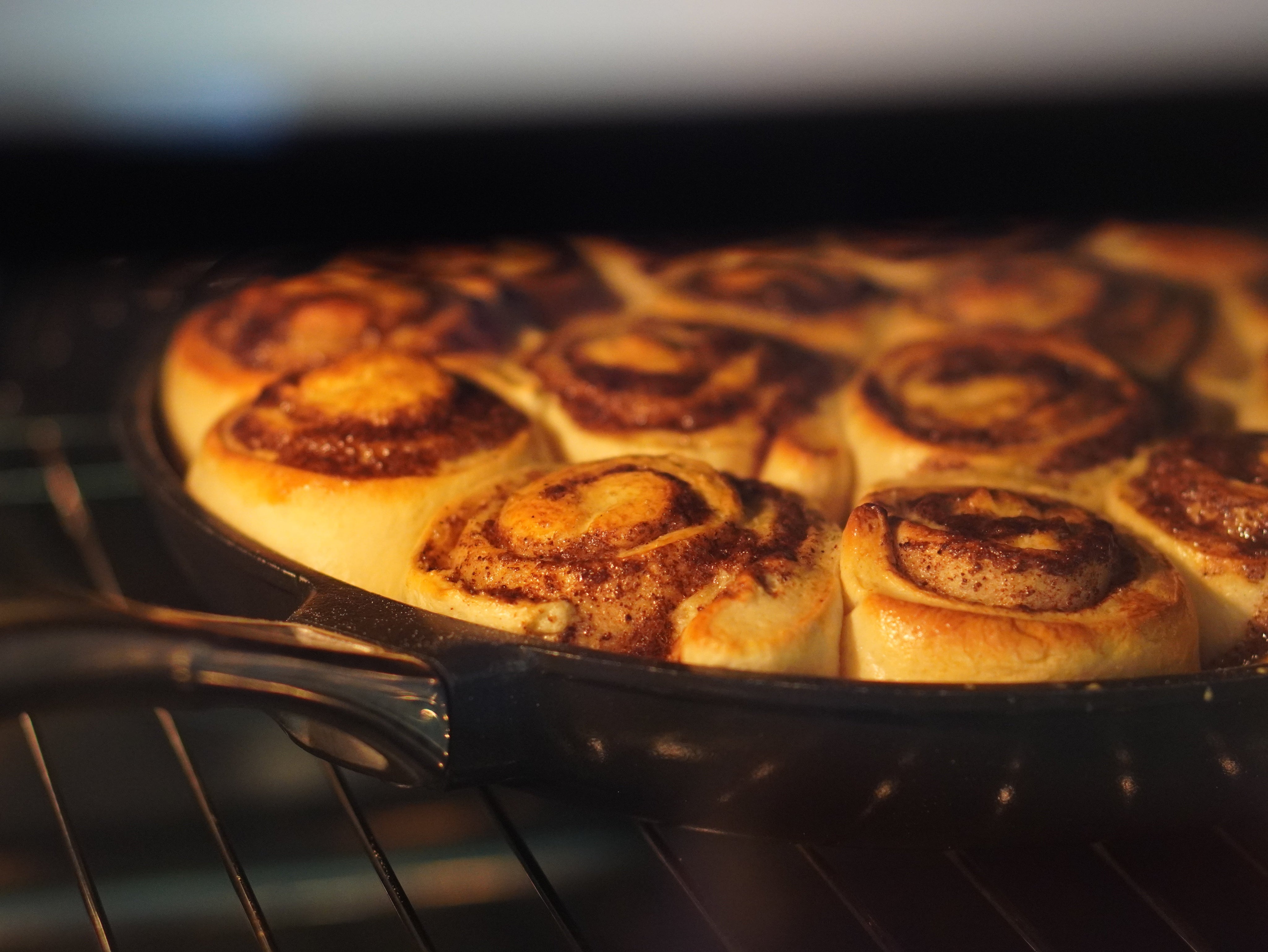Kanelbullar i OnePan – saftiga, gyllene & bakade direkt i pannan