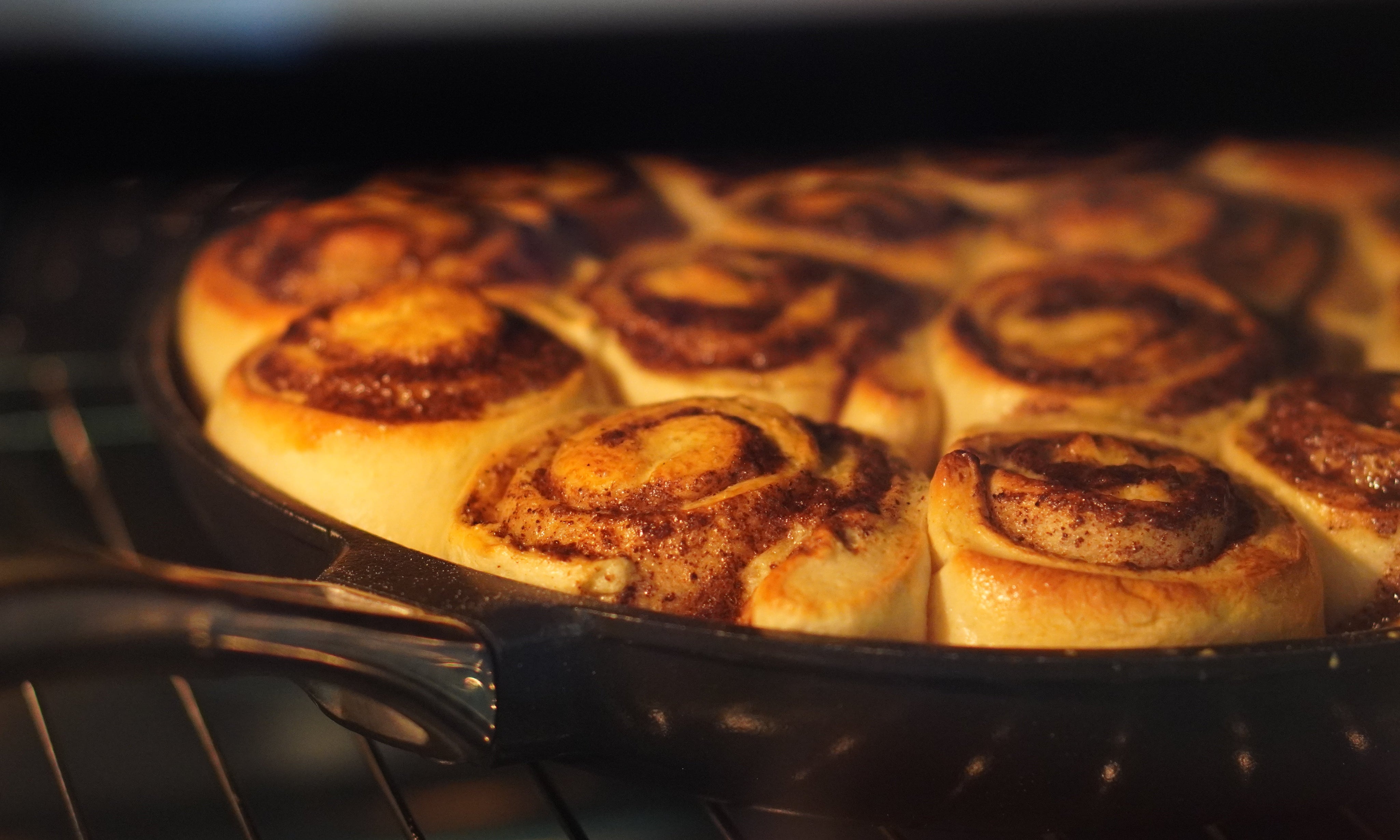 Kanelbullar i OnePan – saftiga, gyllene & bakade direkt i pannan