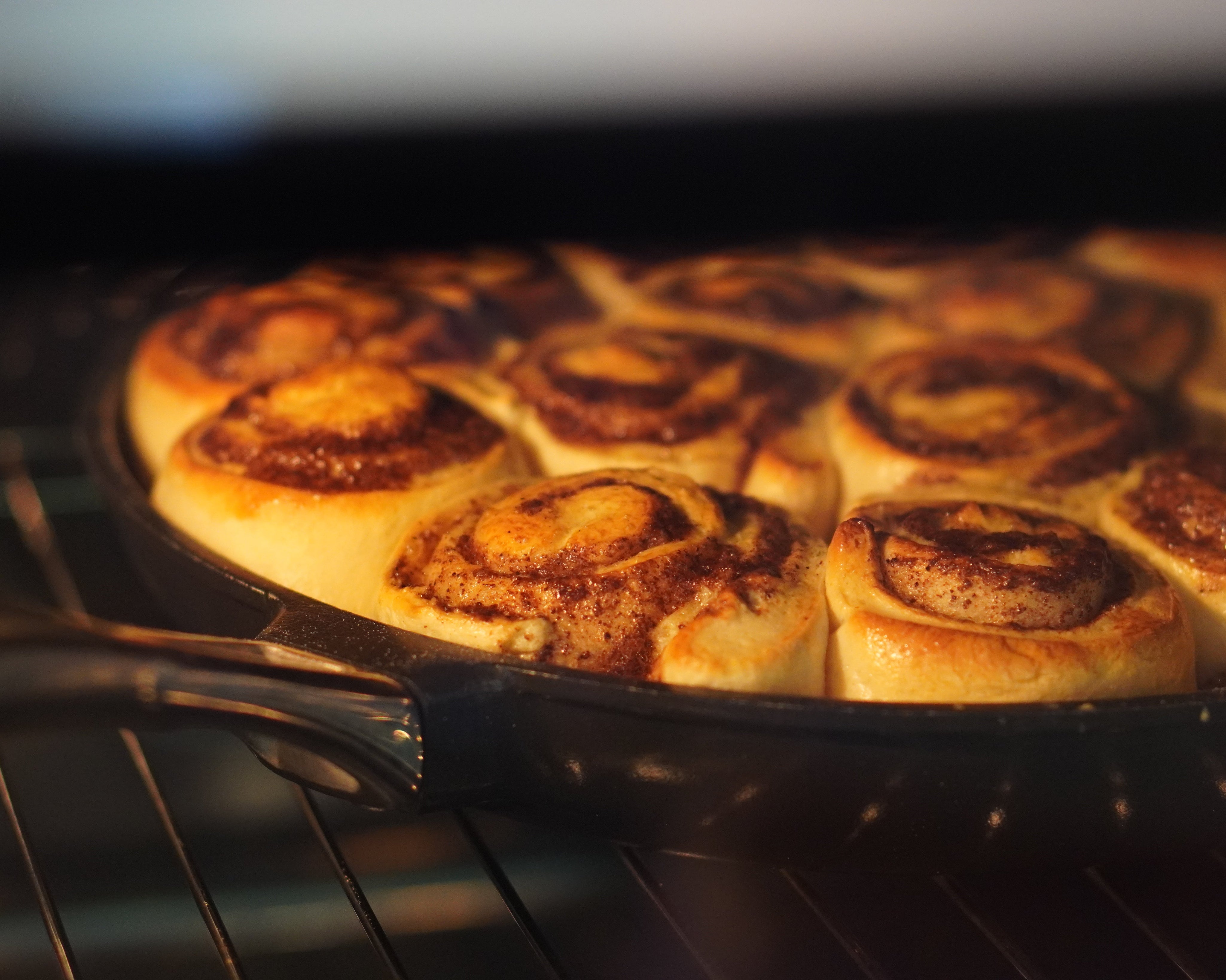 Kanelbullar i OnePan – saftiga, gyllene & bakade direkt i pannan