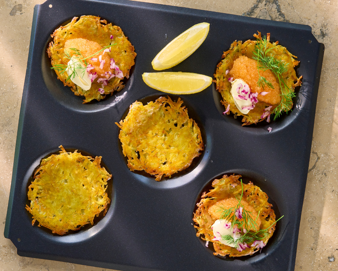 Svensk potatispannkaka (råraka) med löjrom, smetana, dill och rödlök