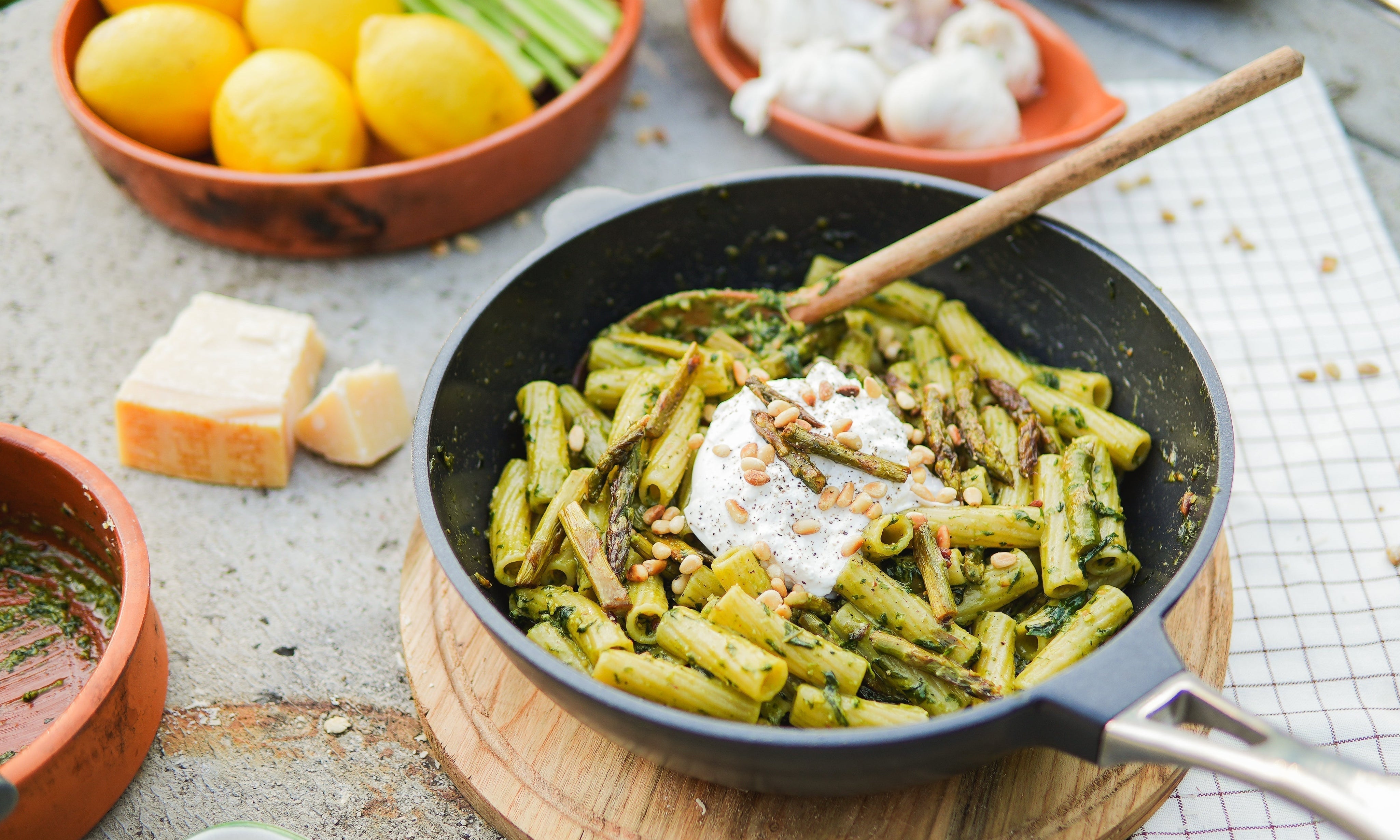 Pestopasta med burrata & citronstekt sparris