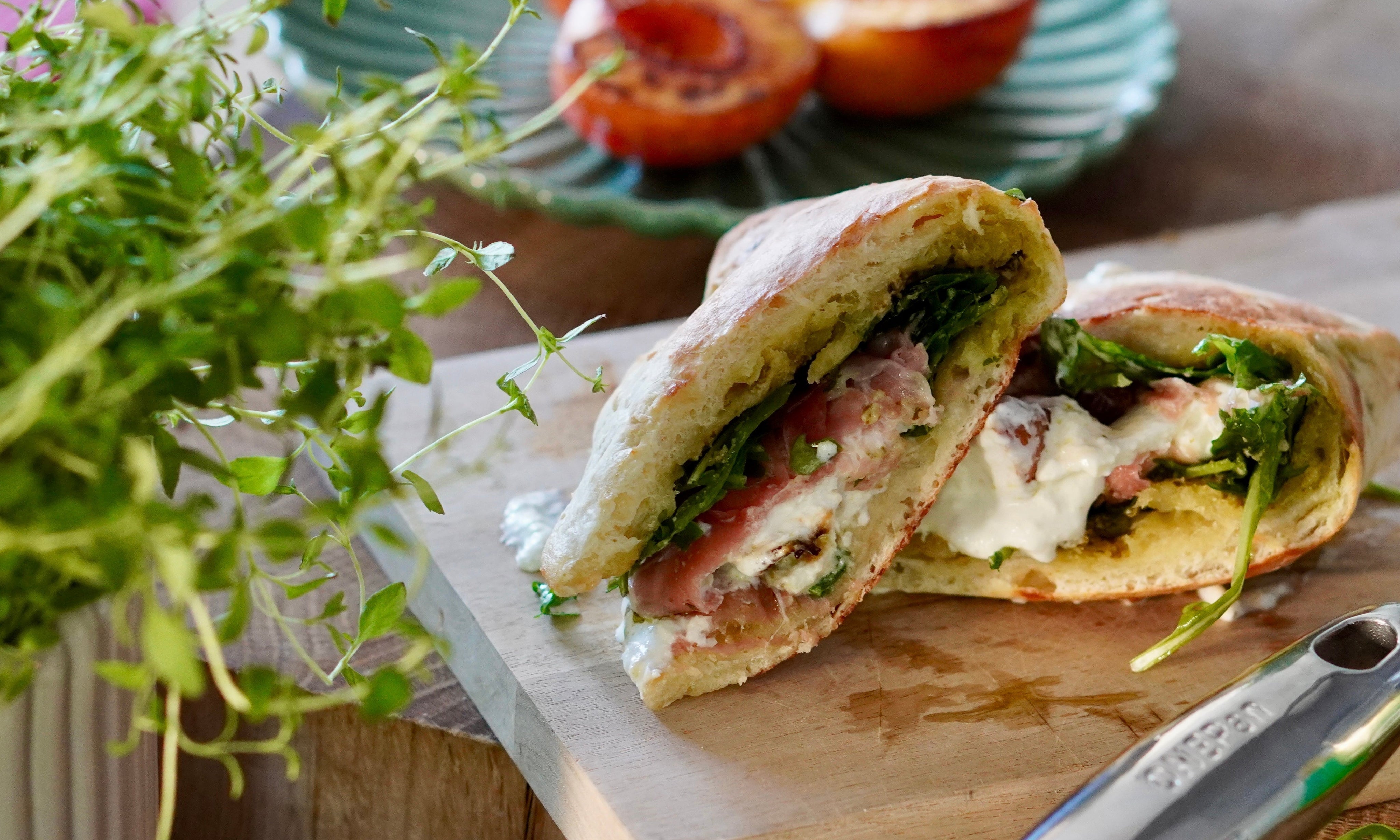 Burrata & karamelliserad peach sandwich