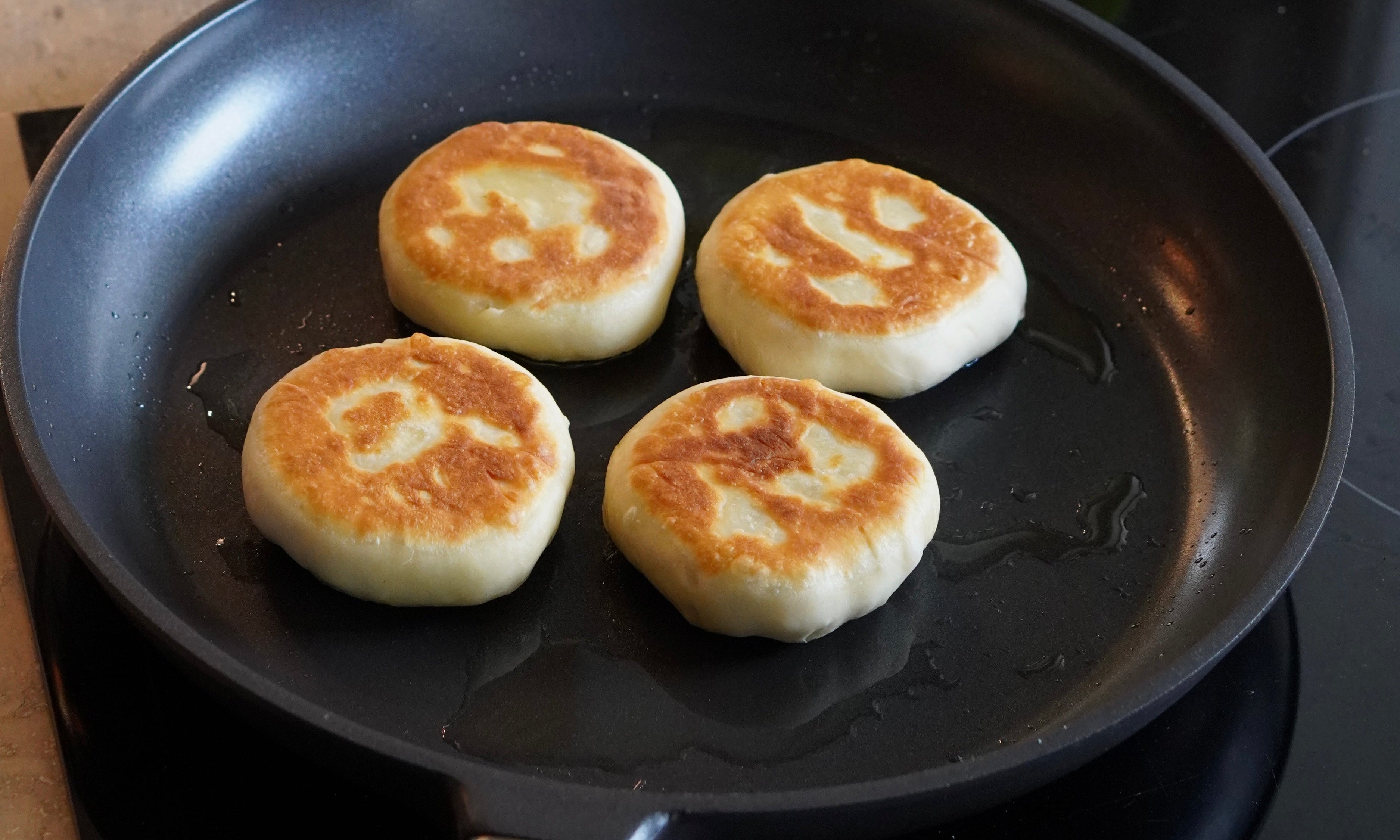 Tomat-, mozzarella- & basilikafyllda flatbreads