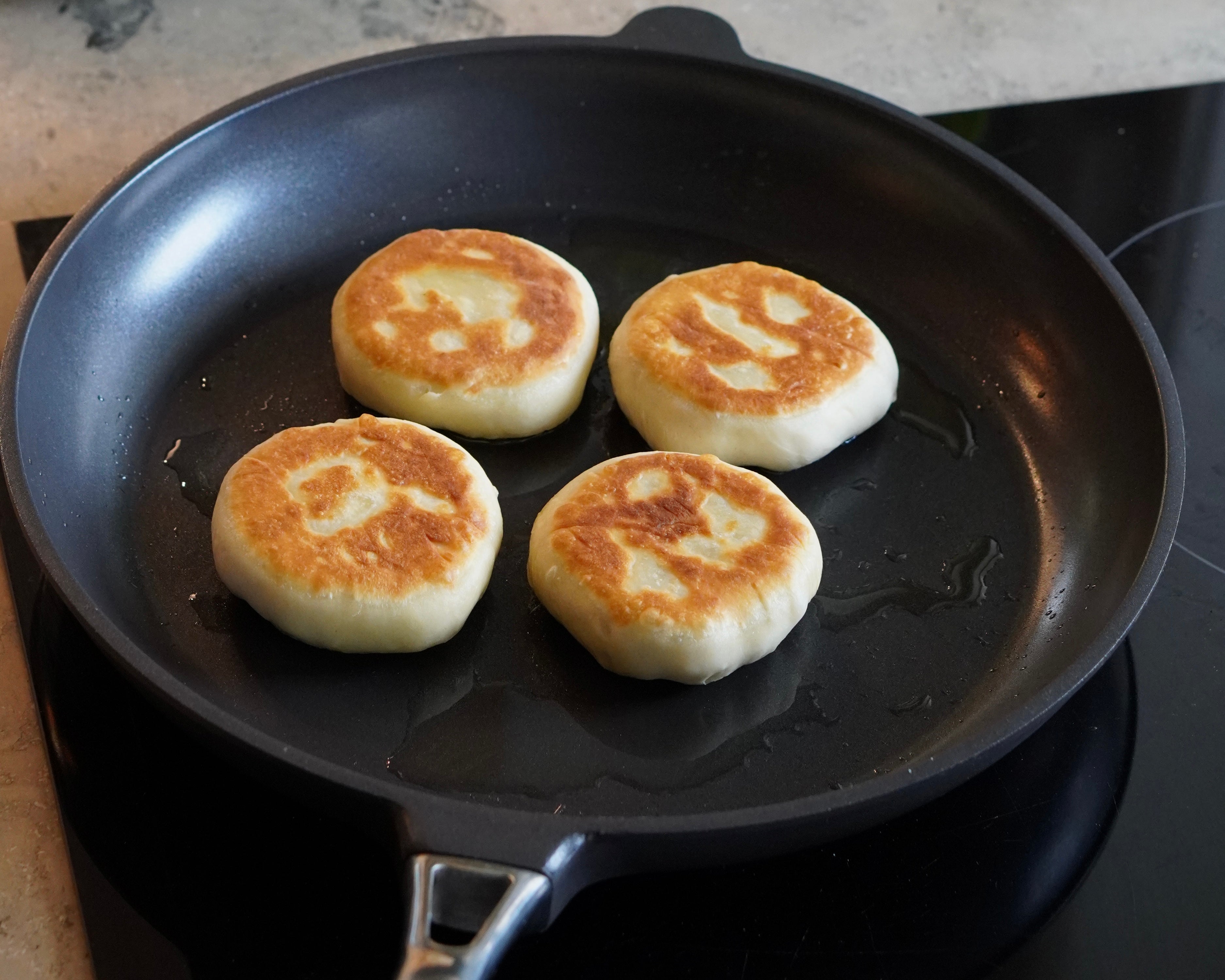 Tomat-, mozzarella- & basilikafyllda flatbreads