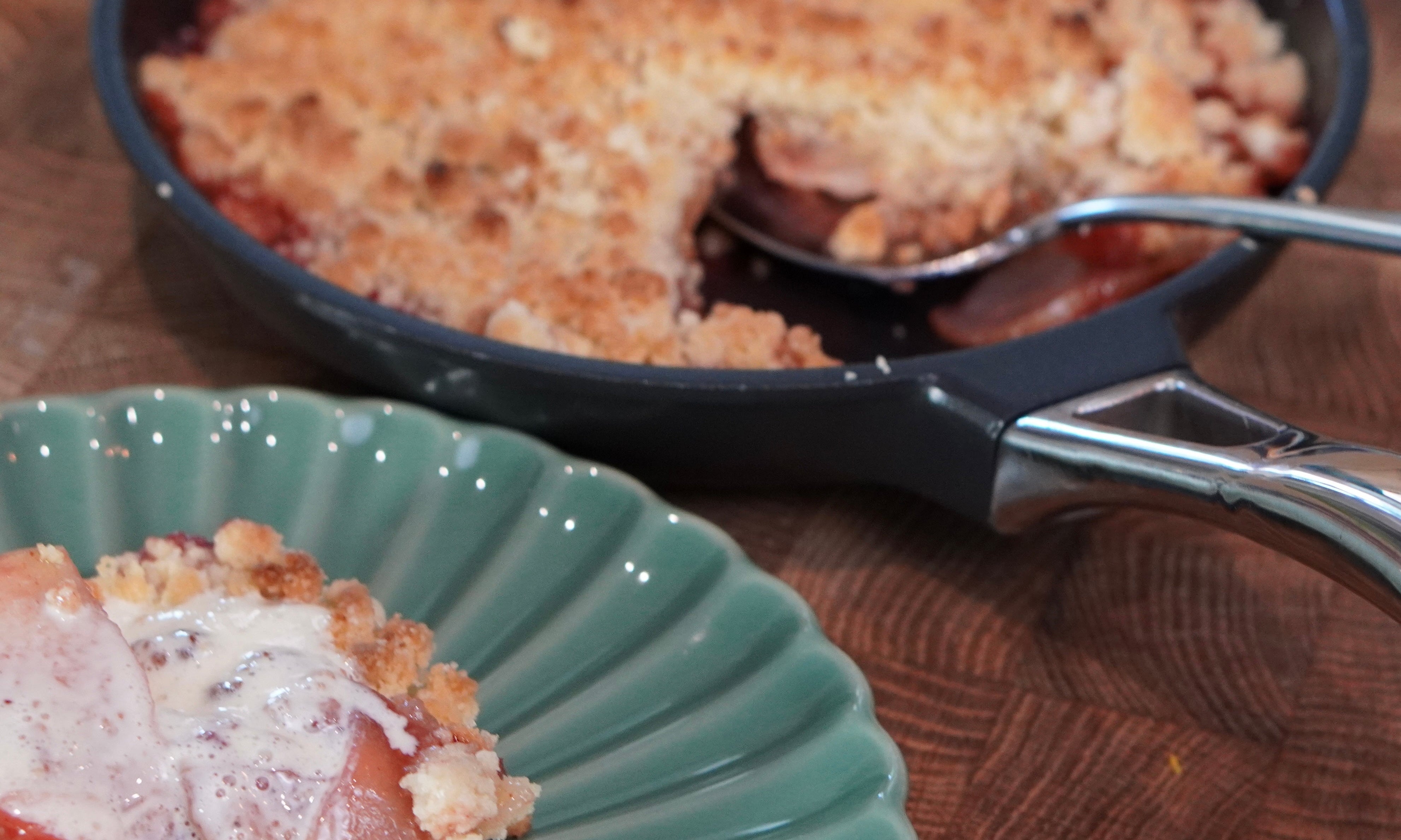 Julig smulpaj med lingon – direkt i stekpannan