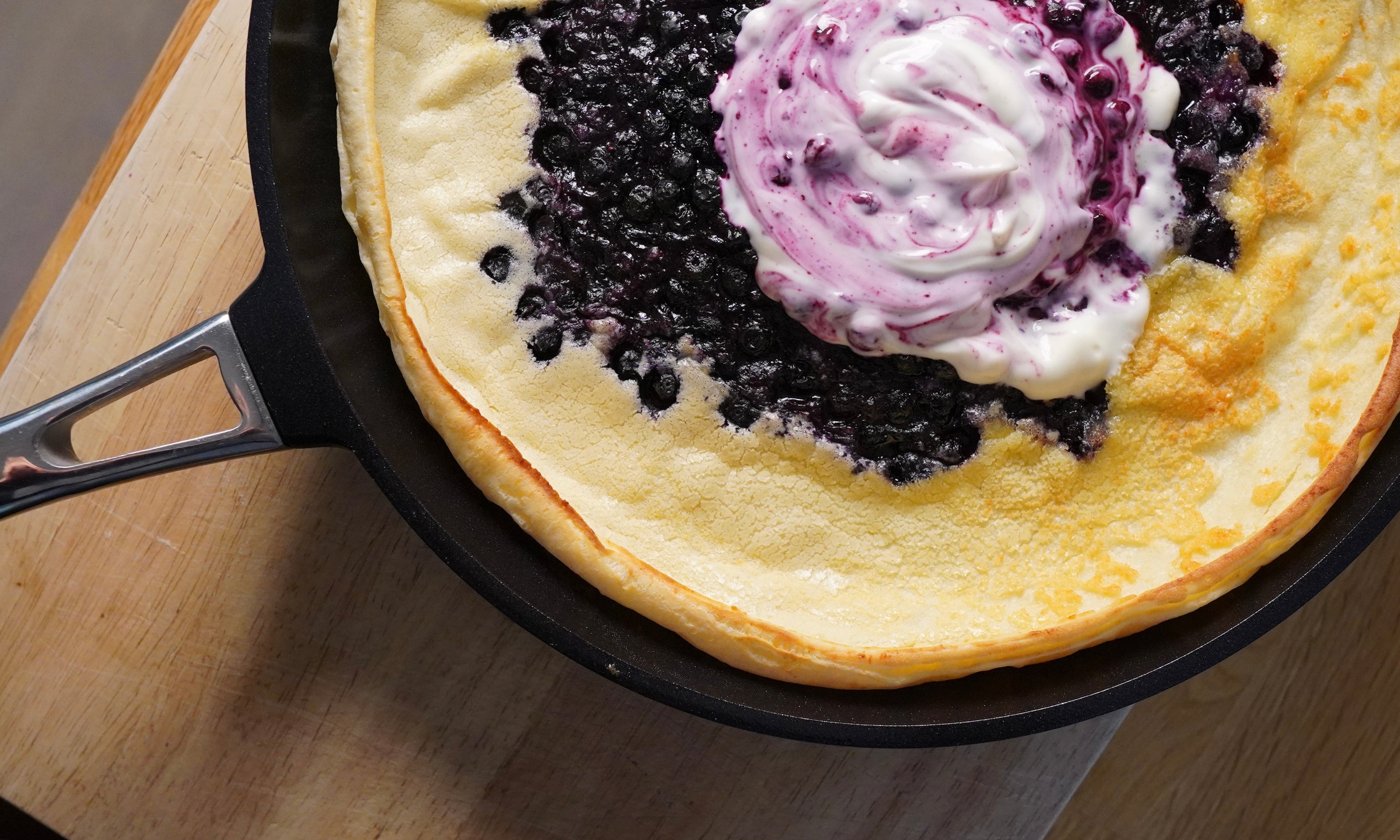 Luftig ugnspannkaka med blåbär och citron-vaniljkräm