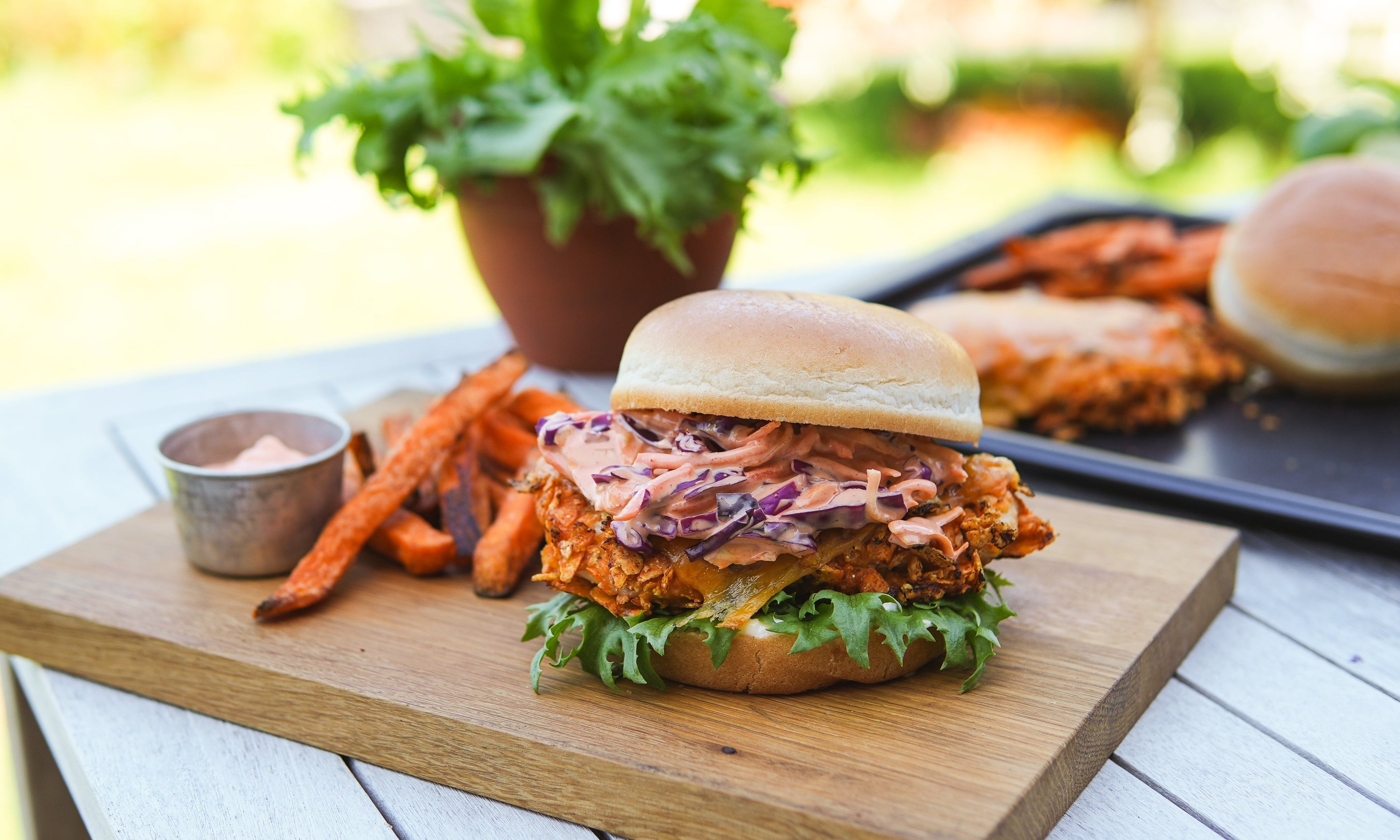 Crispy Chicken Burger med Asiatisk Coleslaw | Enkel & krispig vardagslyx