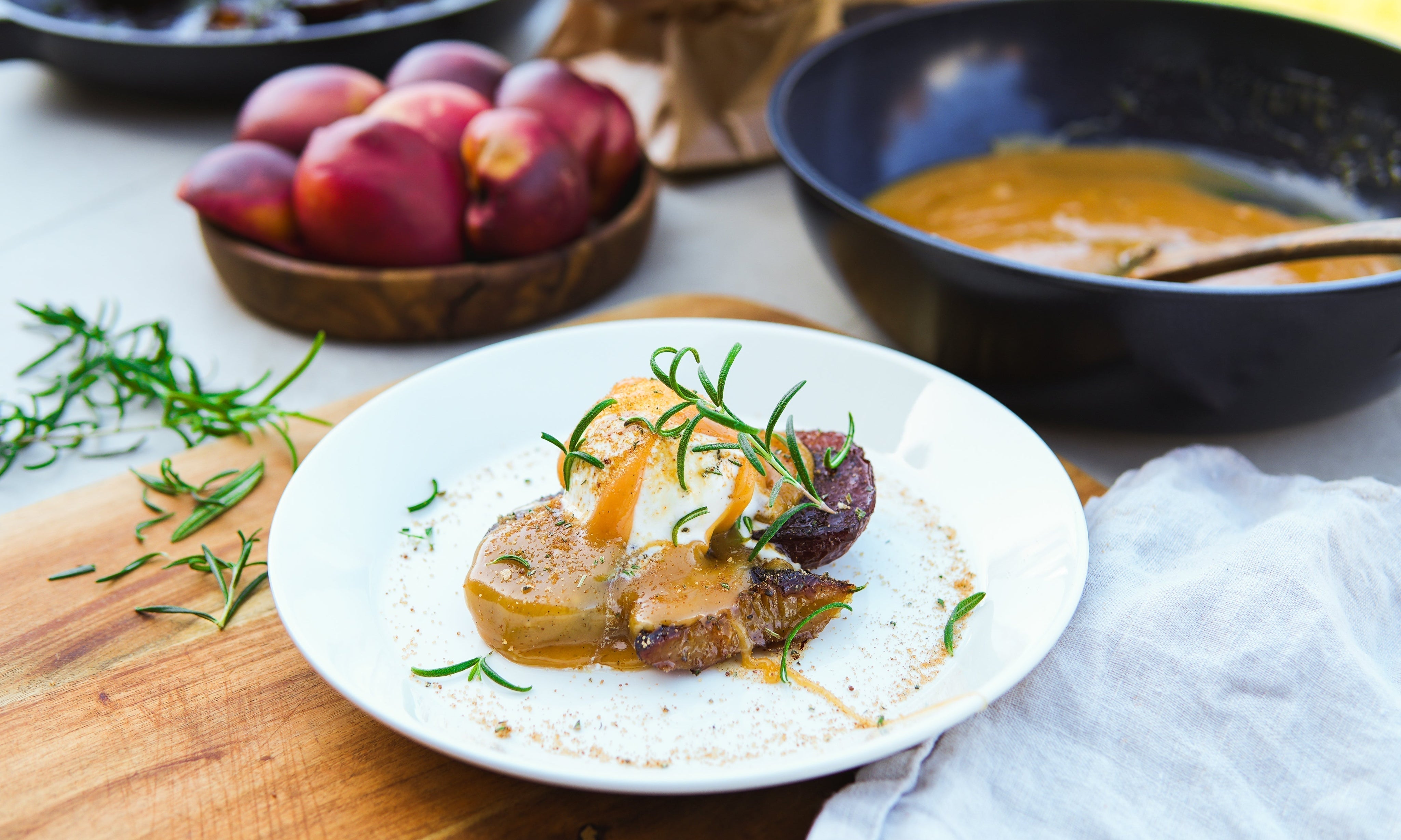 Karamelliserade persikor med vaniljglass & hemgjord kolasås