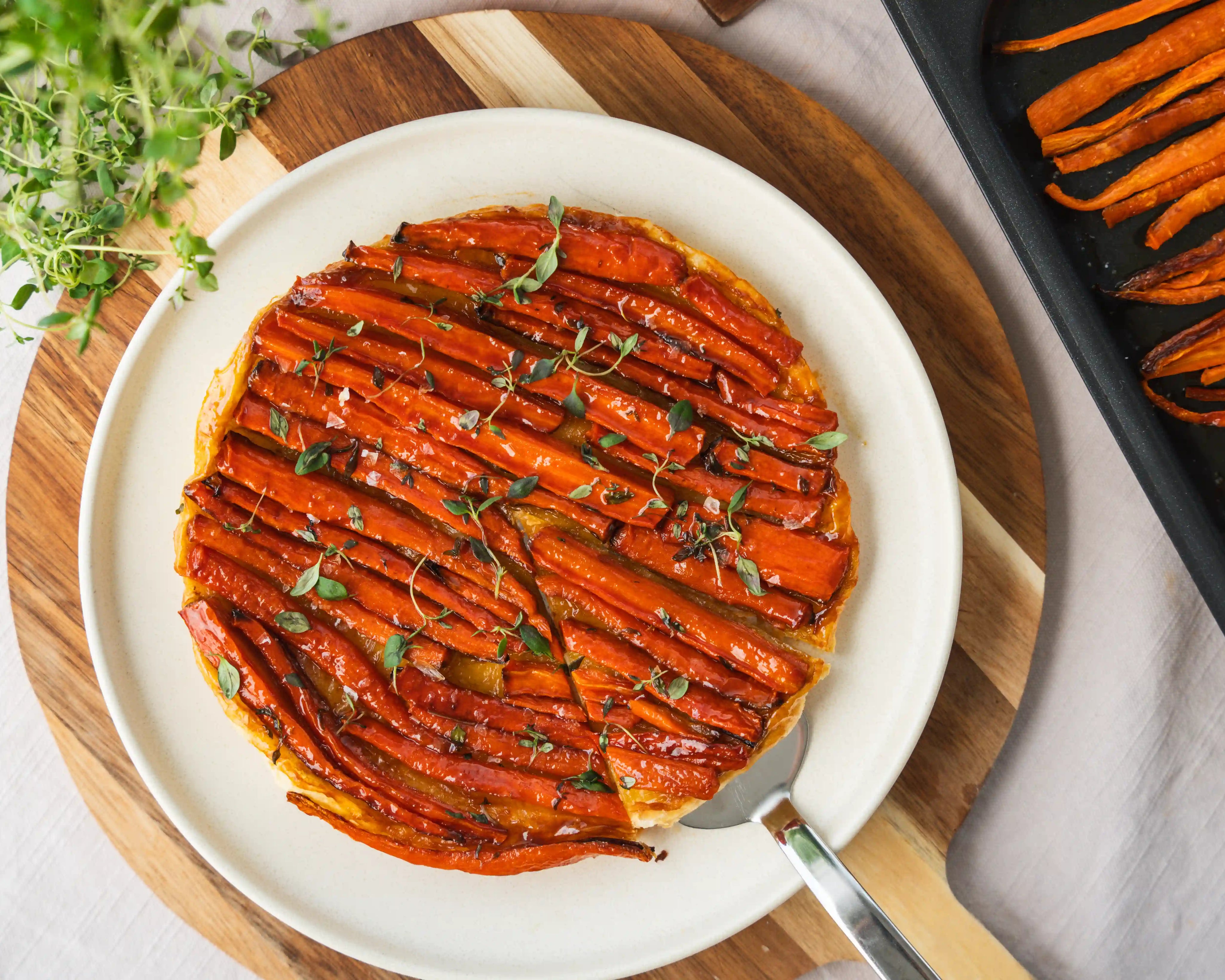 Vårens kanske vackraste paj? | Tarte Tatin med morötter, honung & timjan