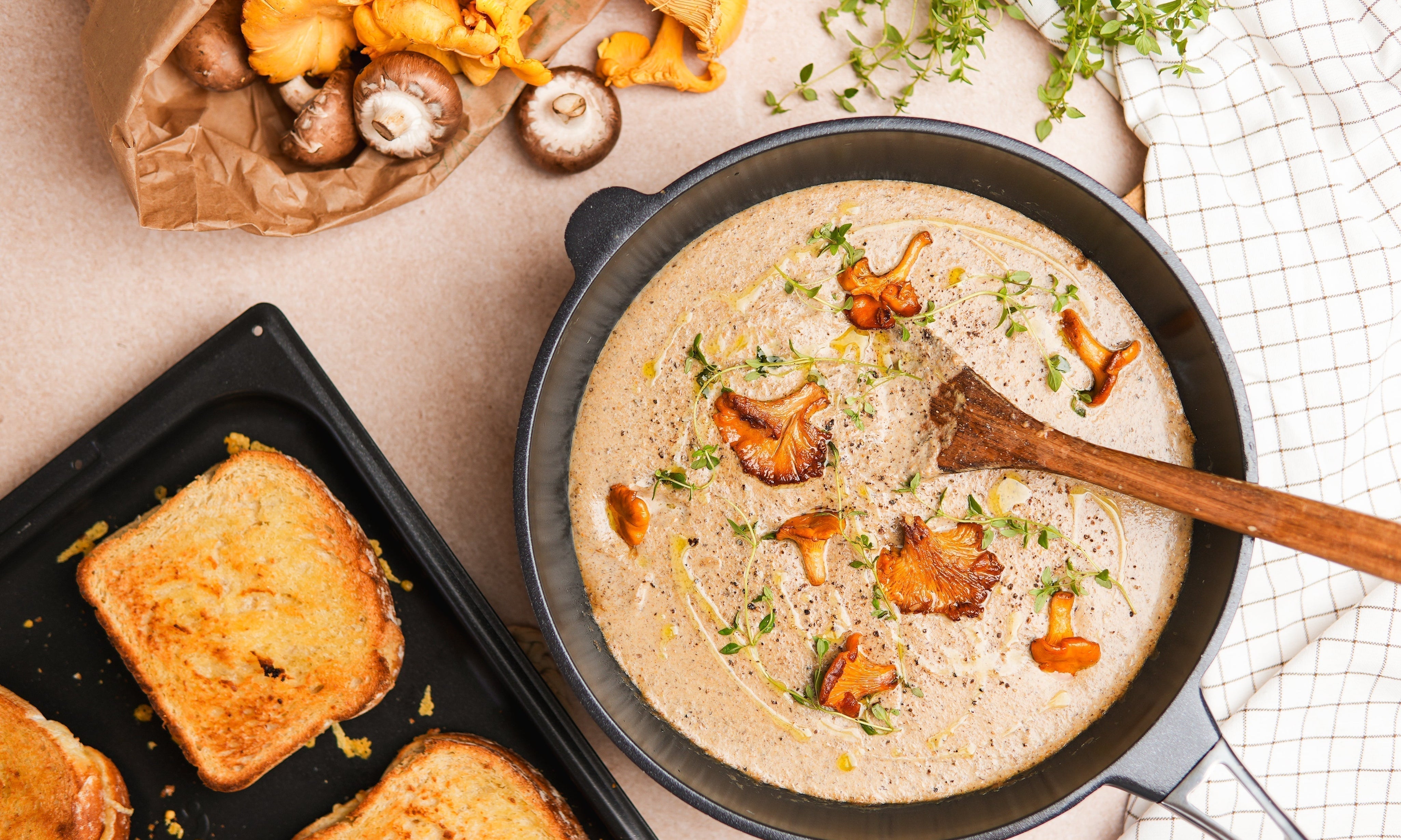 Svampsoppa med smörstekta kantareller & grilled cheese – bästa höstreceptet