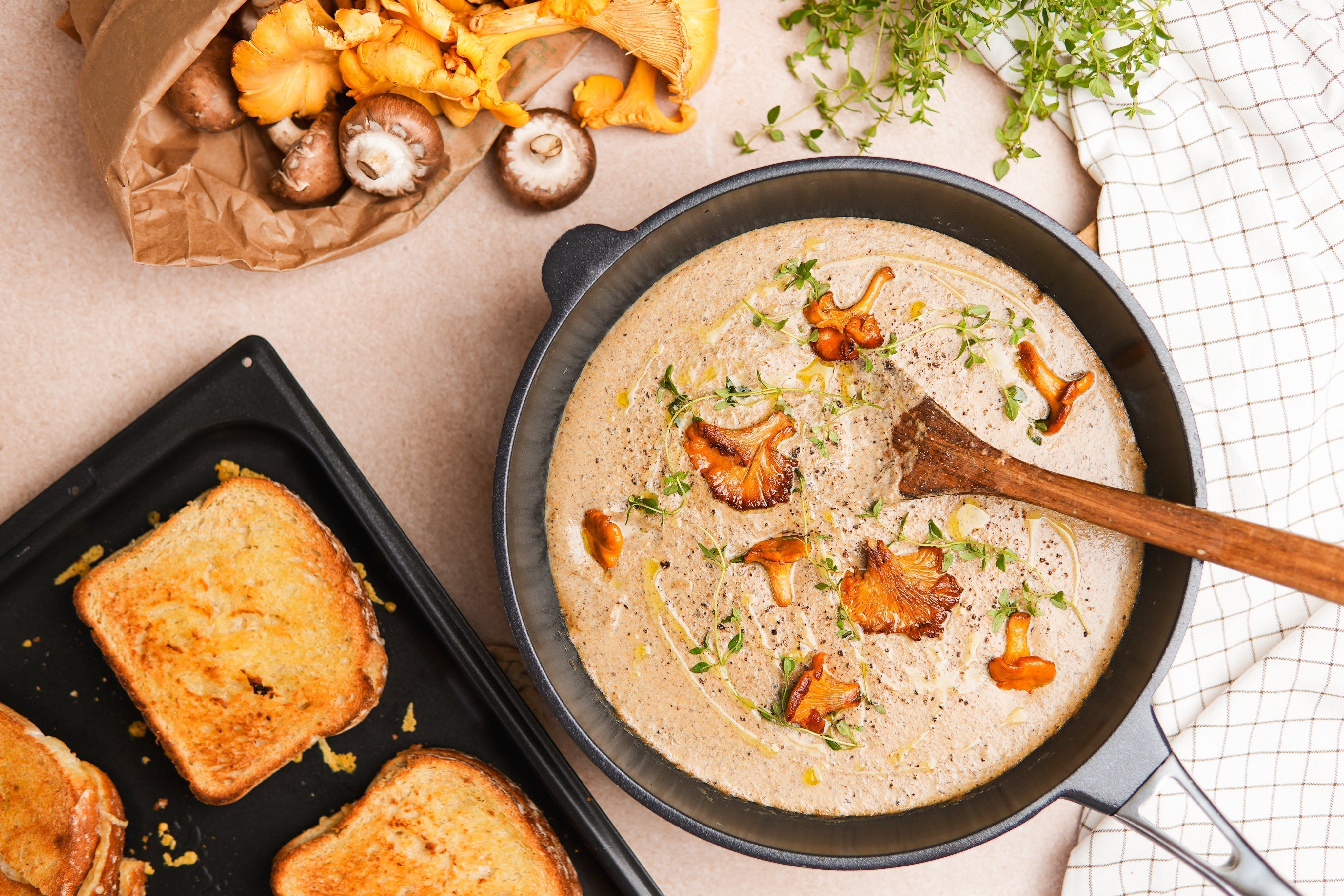 Svampsoppa med smörstekta kantareller & grilled cheese – bästa höstreceptet