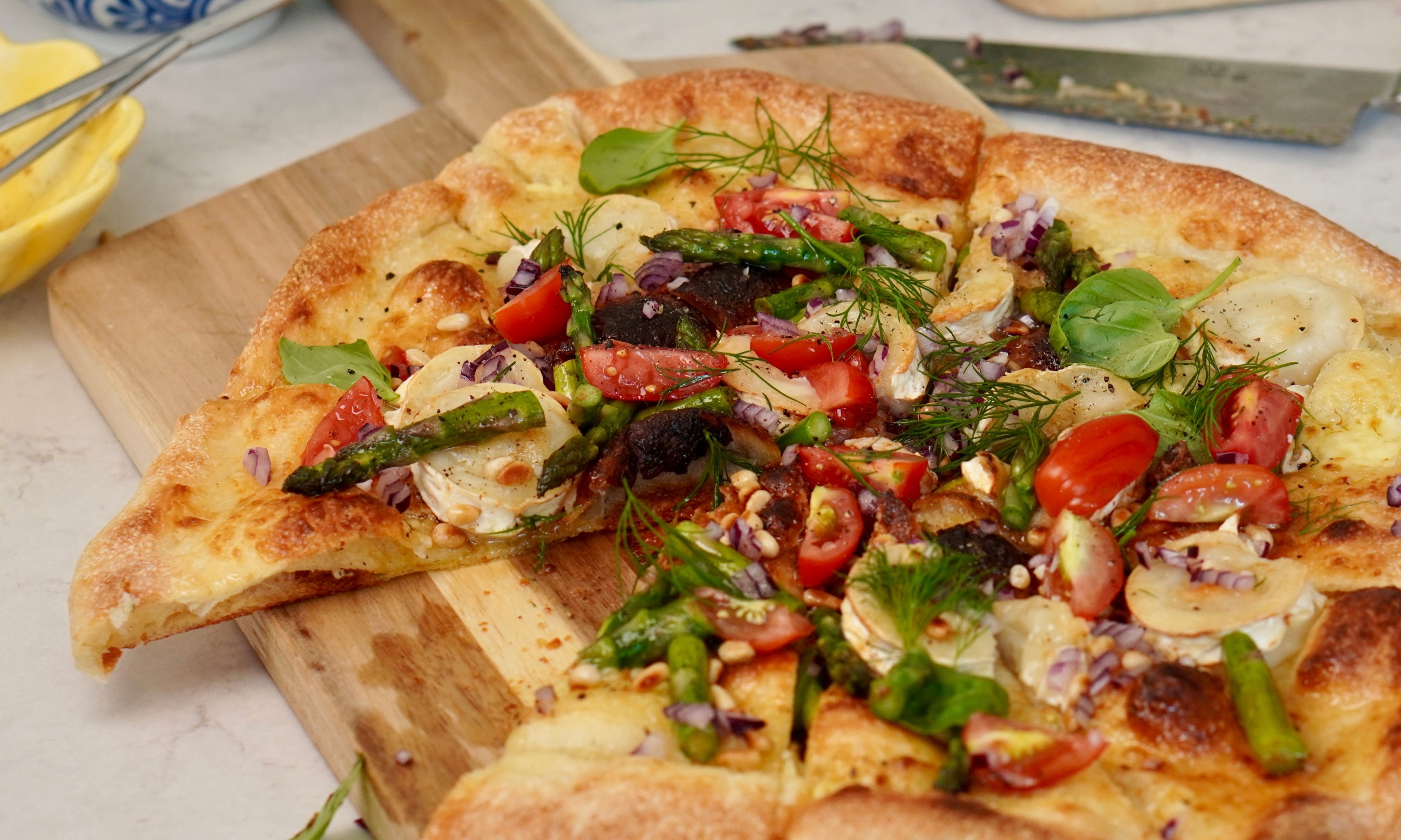 Krispig sommarpizza med getost, sparris och honung