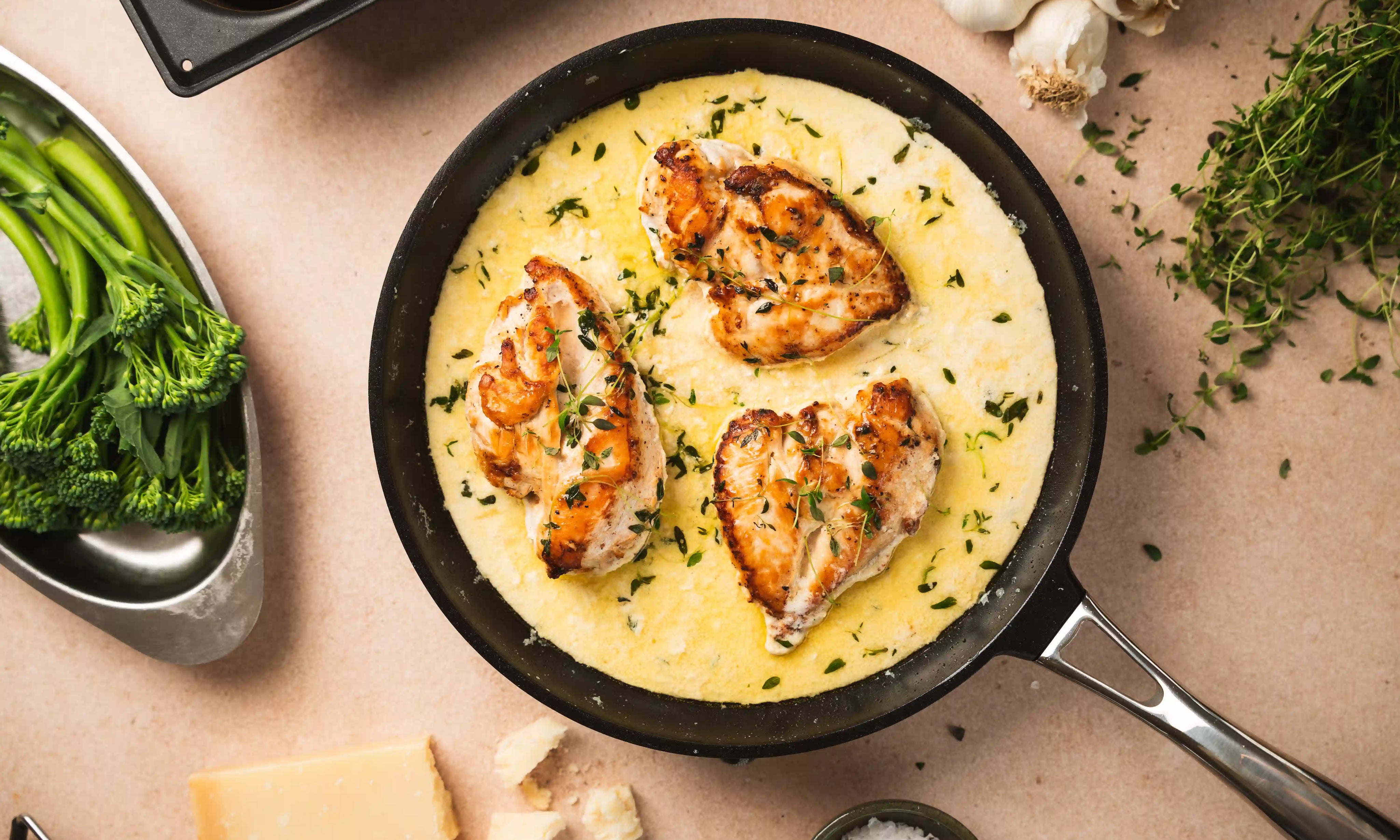 Parmesankyckling i krämig sås med rostad potatis - En enkel och lyxig vardagsrätt