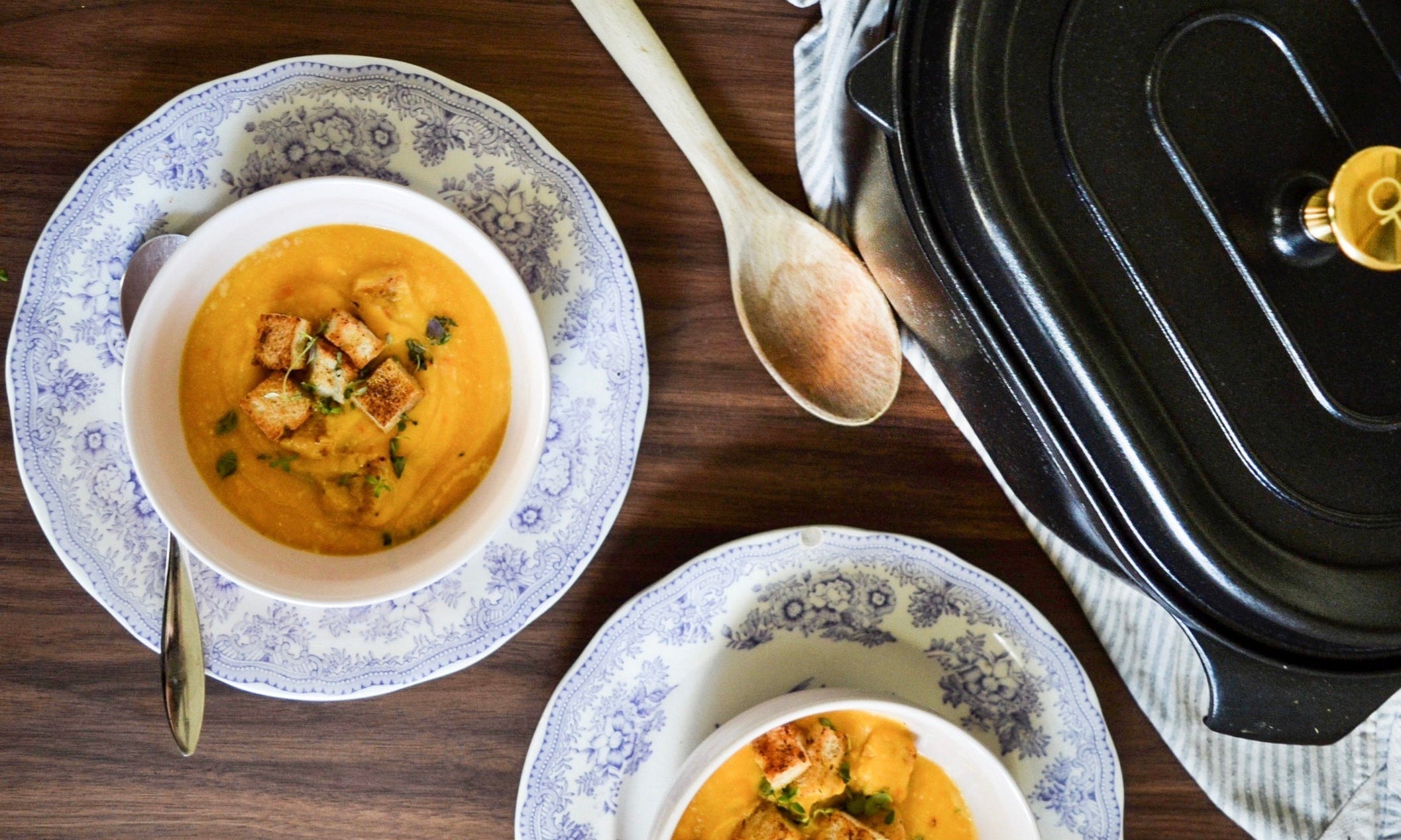 Krämig Butternutsoppa med Chili, Crème Fraiche och Krutonger │ Perfekt Höstsoppa i OnePot Gryta