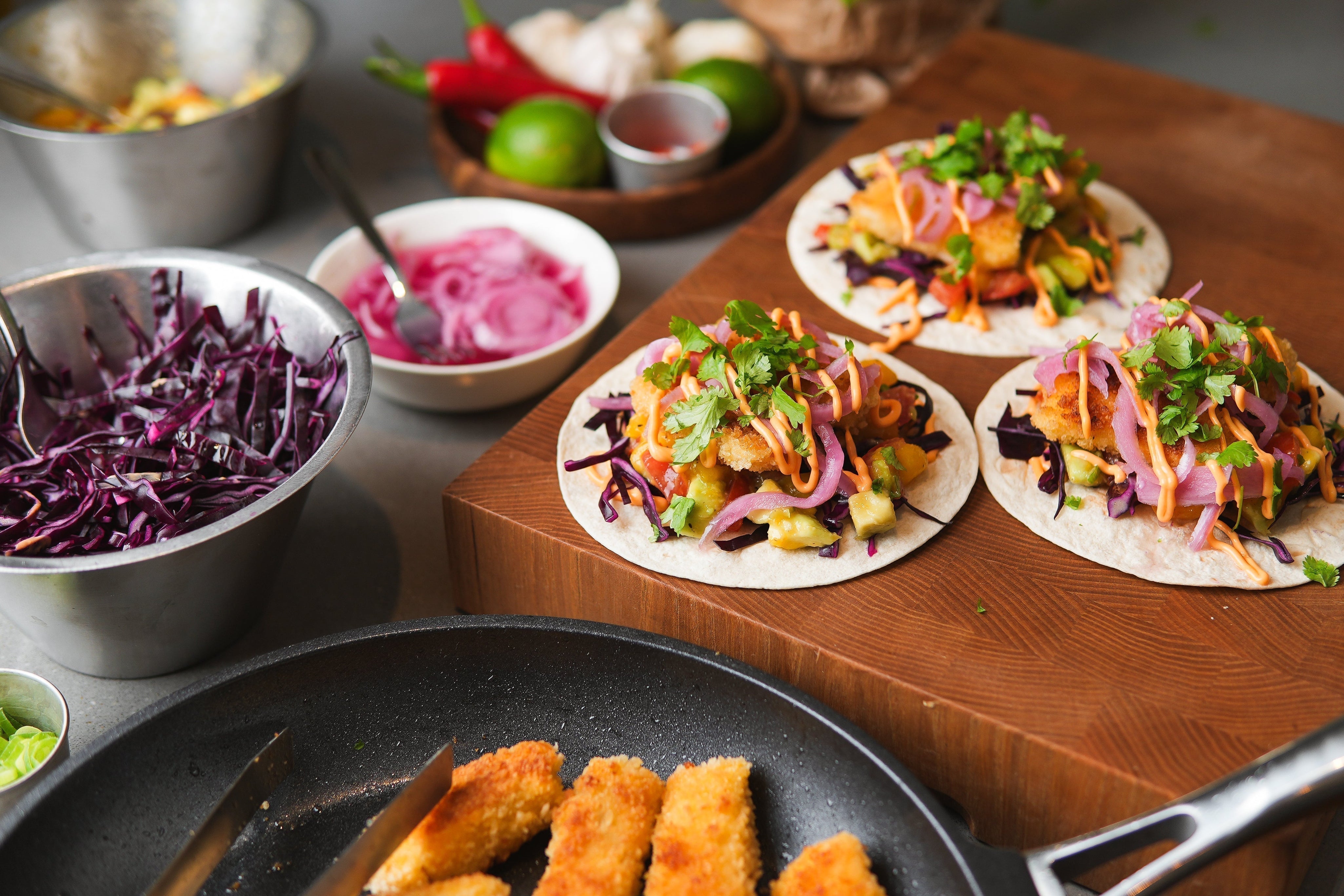 Crispy Fish Tacos med mangosalsa & rödkål – bästa tacoreceptet till helgen