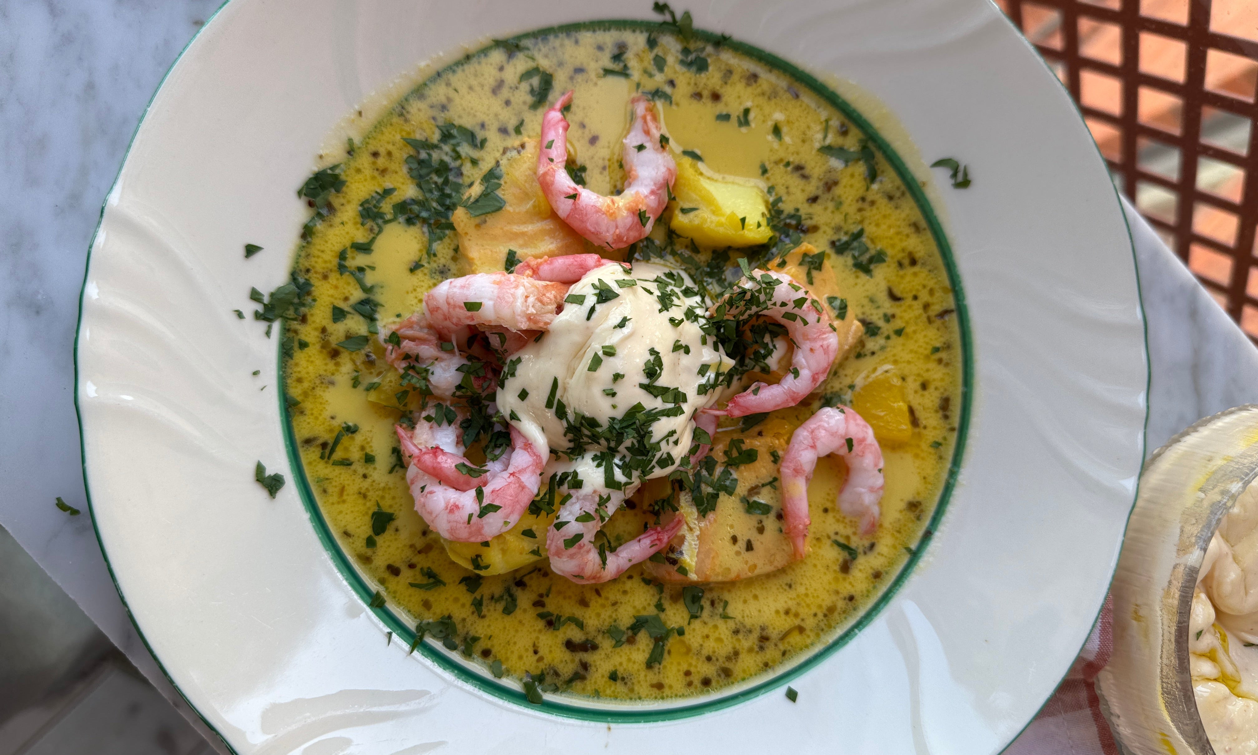 Gräddig fisksoppa med saffran & torkad basilika  | WhomieClub