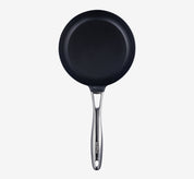 Svart stekpanna med långt handtag i metall