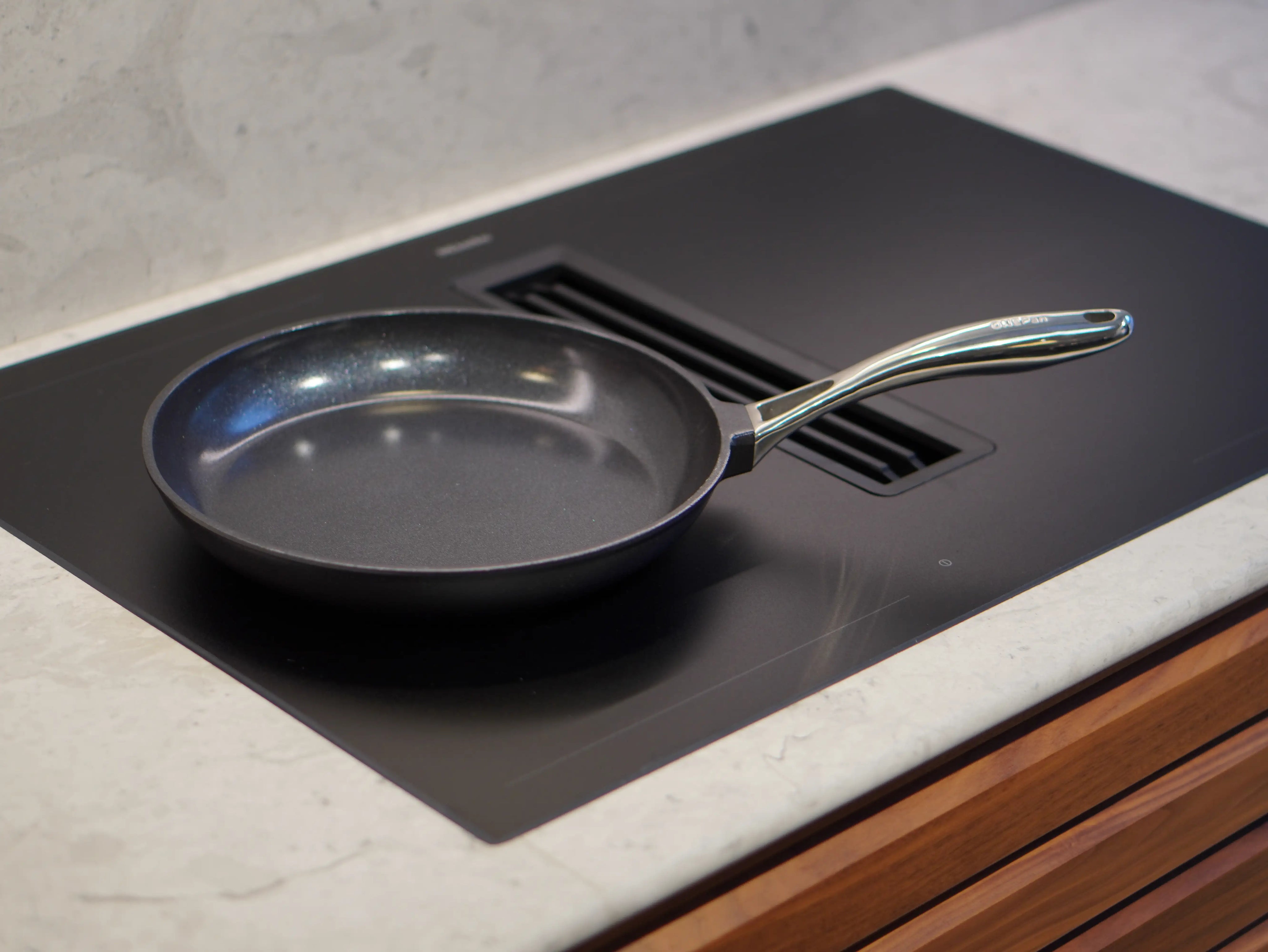 OnePan 24 cm – liten PFAS-fri panna perfekt för ägg, grönsaker och mindre rätter.