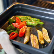 Ugnsrostade grönsaker i OneRoast – PFAS-fri form som ger jämn värme och smakrikt resultat.