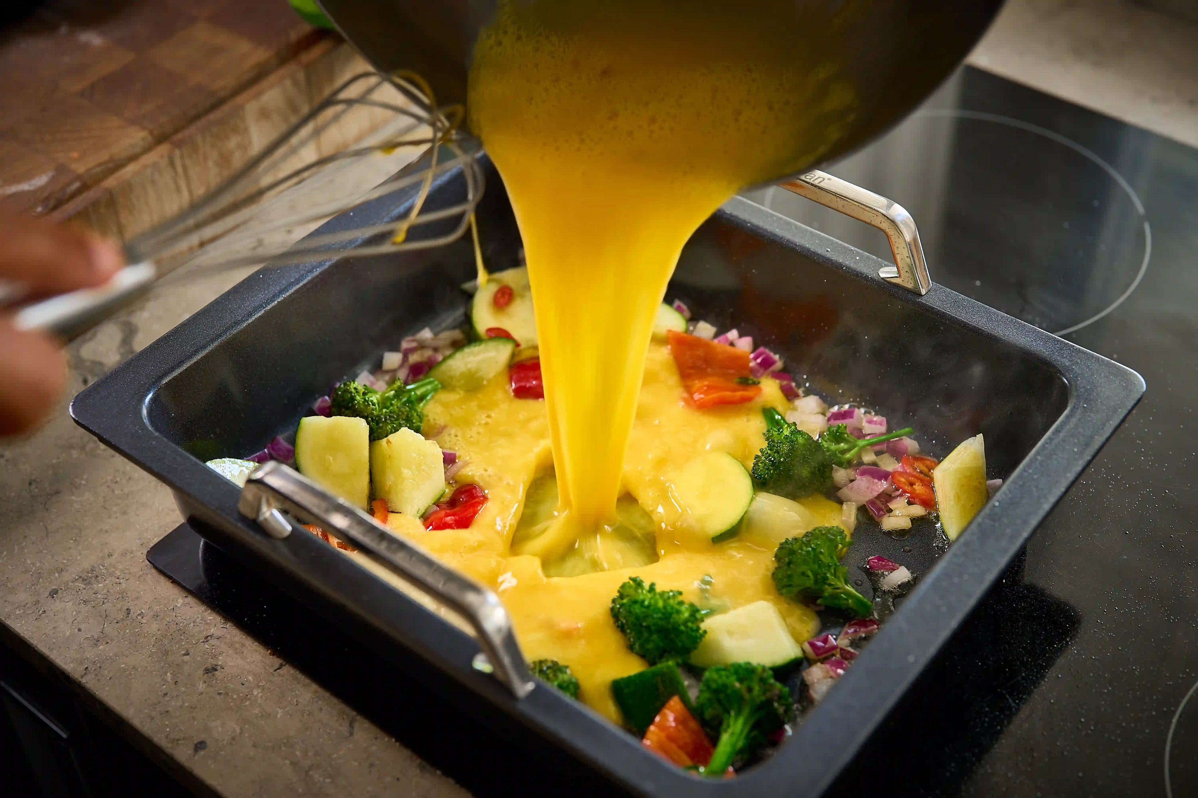 Ugnsomelett i OneServe – stek och grädda i samma form för enkel frukost.