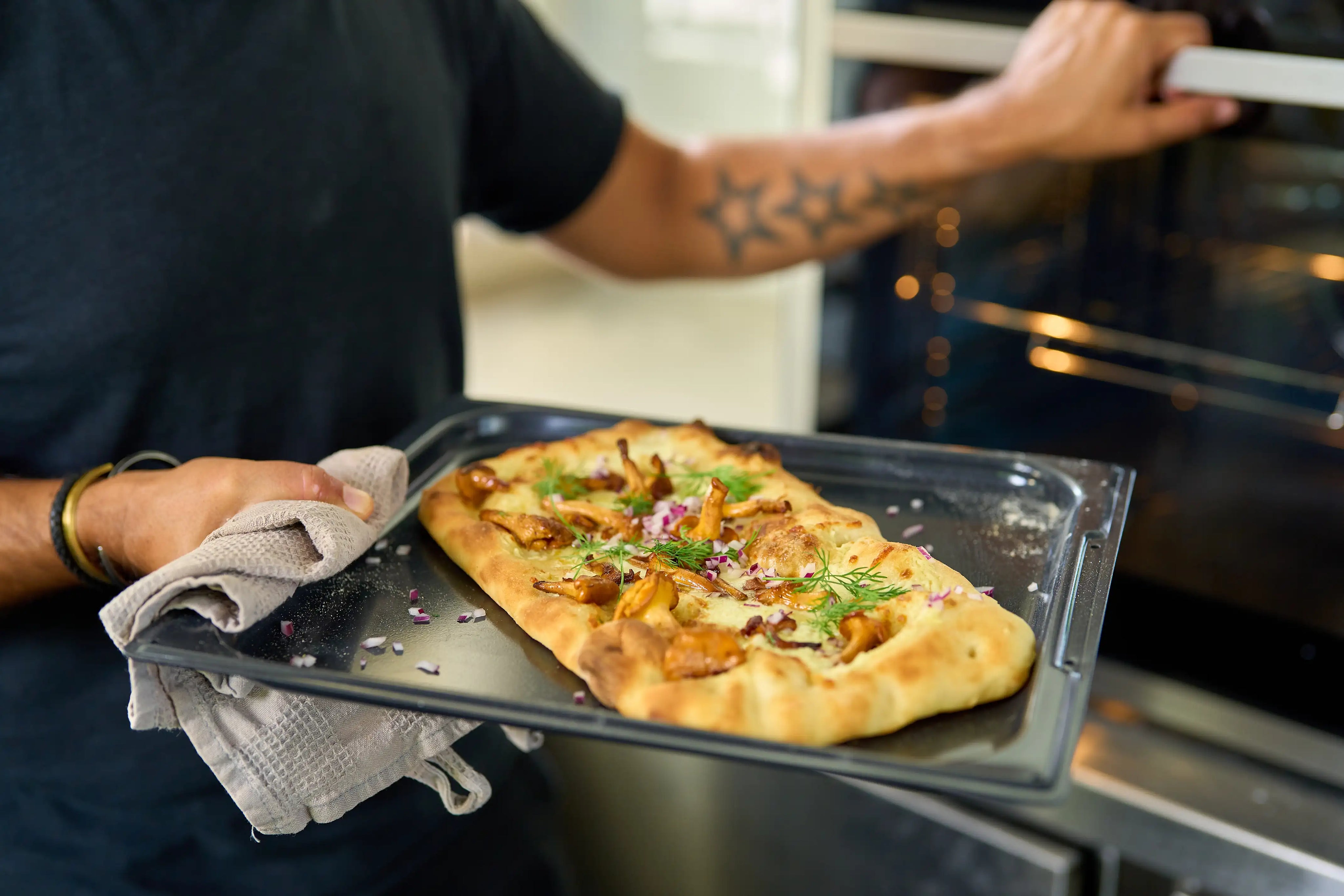 OneSheet pizza – PFAS-fri plåt som ger krispig botten och perfekt gräddad pizza direkt i ugnen.