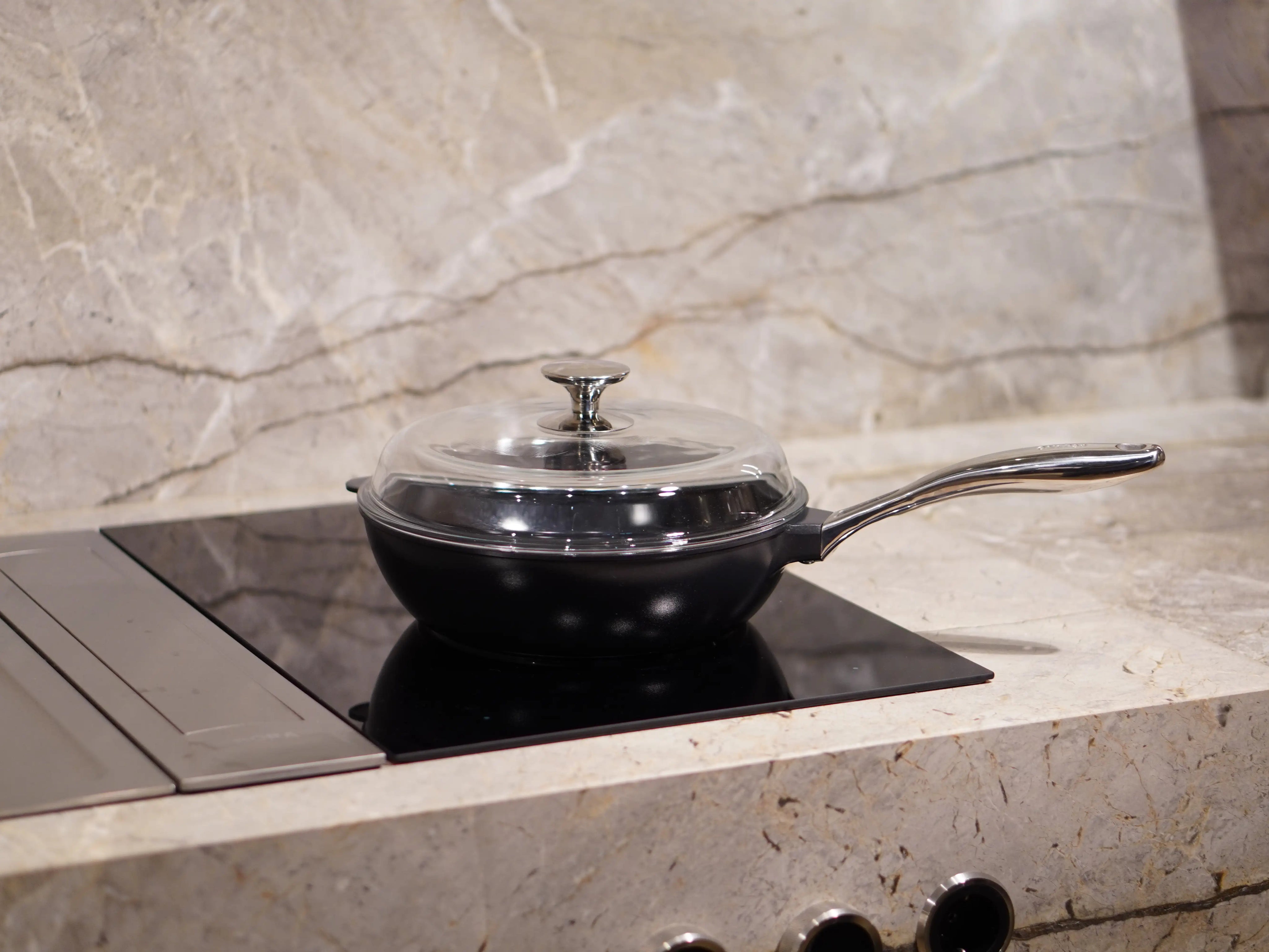 OnePan 26 – stilren stekpanna i återvunnet aluminium för varje måltid.